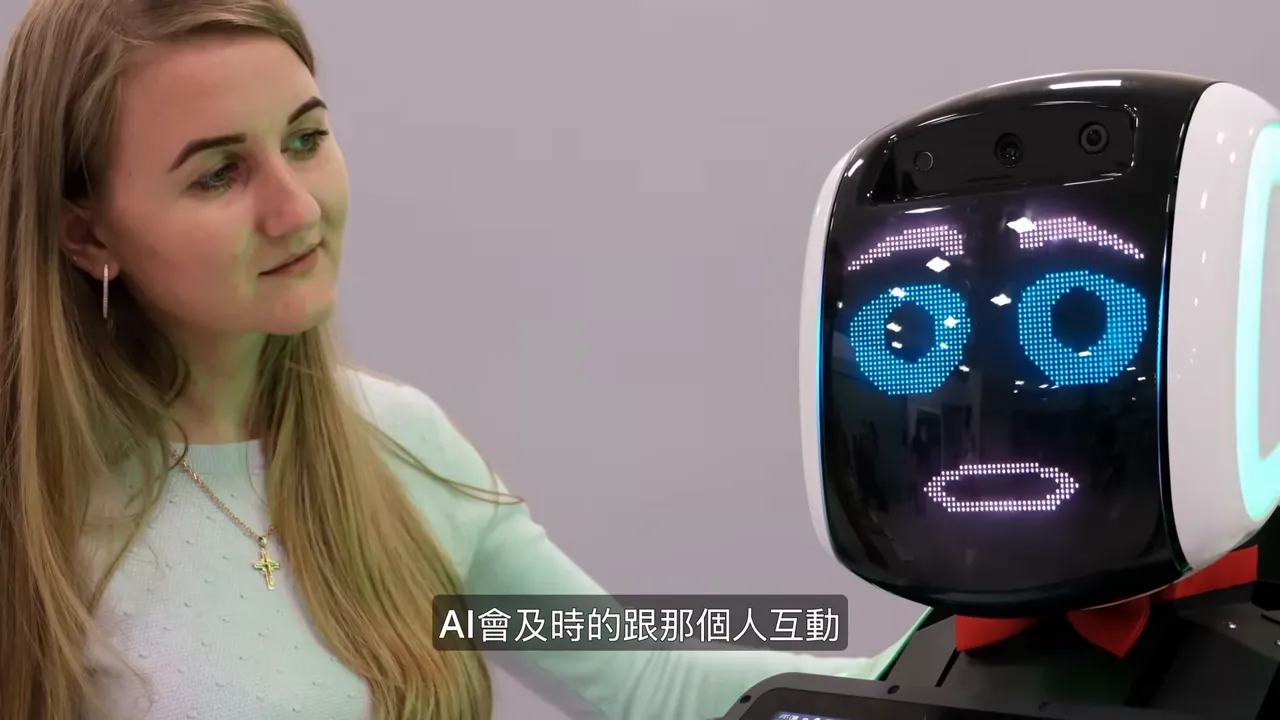 一名女性與具有顯示表情的服務機器人面對面互動,畫面下方有中文字幕