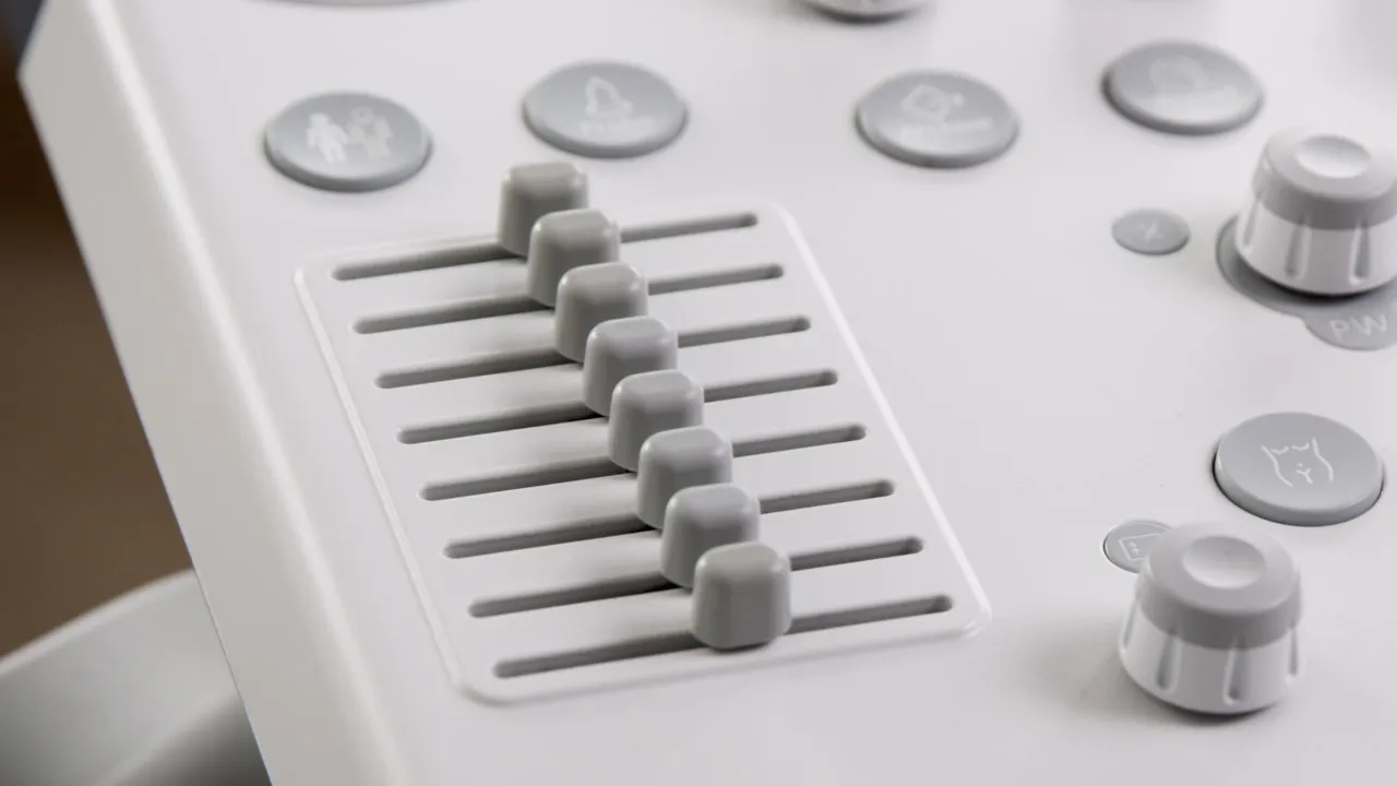 Klar sichtbare TGC Schieber am Voluson P8 Bedienteil