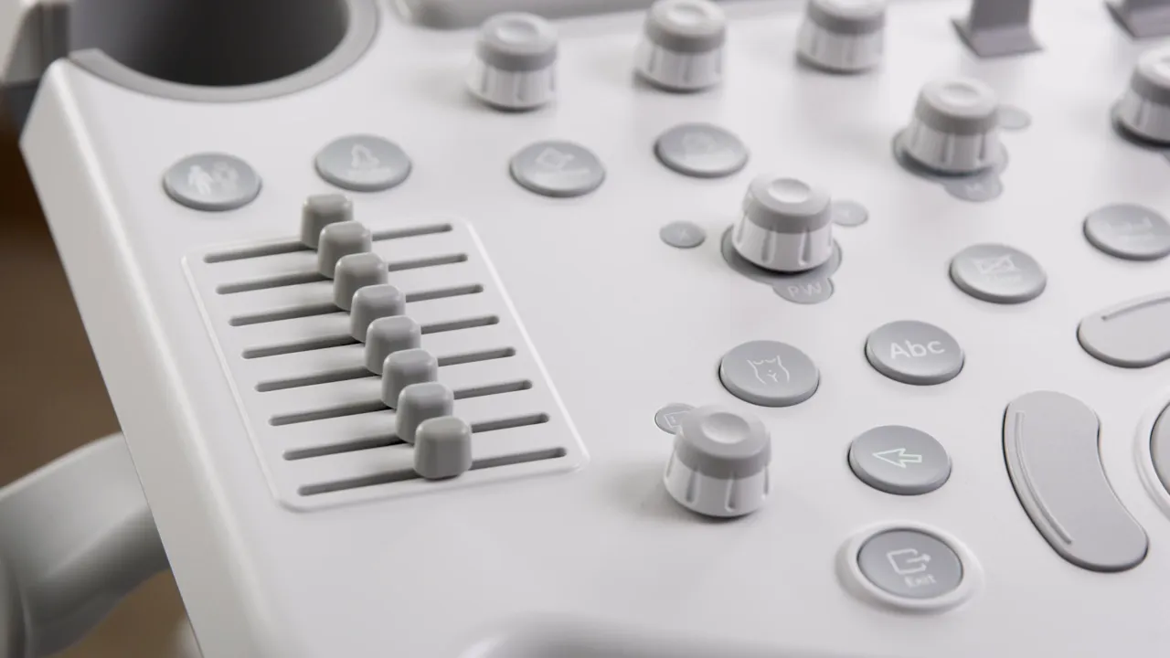 Nahaufnahme der TGC Schieberegler und Drehknöpfe am Voluson P8