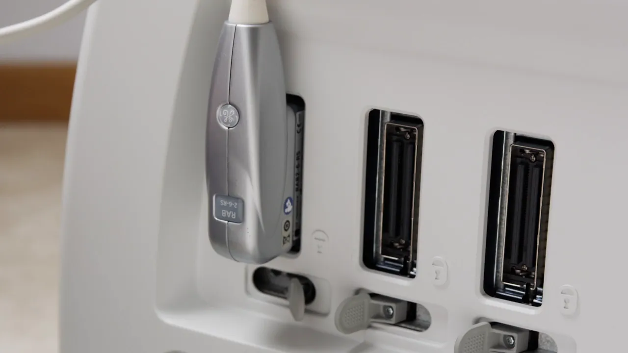 Voluson P8 Sonde eingesteckt an der Rückseite des Geräts