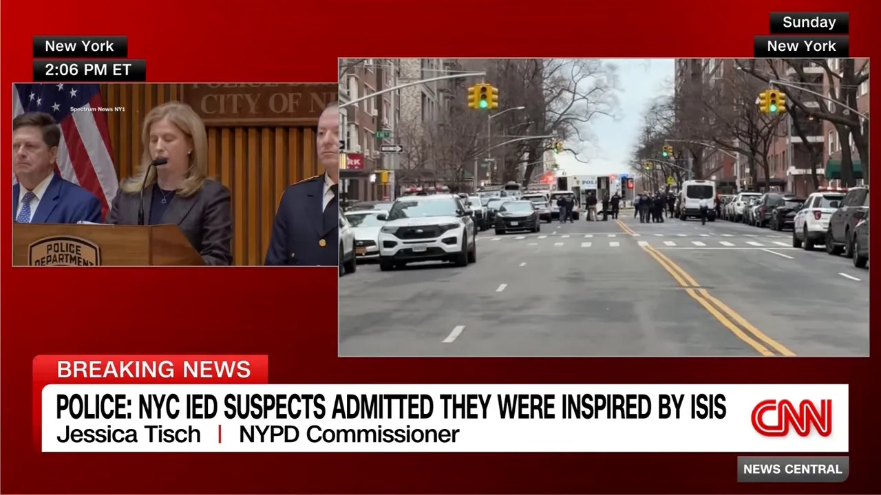 New Yorker Straße mit Polizeiabsperrung, Einsatzfahrzeugen und Beamten; eingeblendete NYPD‑Pressekonferenz im Nachrichtenscreen.