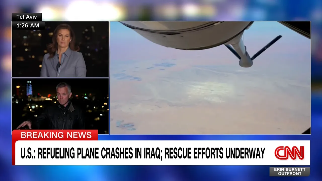 Ansicht eines Betankungsbooms über Wüstenlandschaft aus Sicht eines Tankflugzeugs