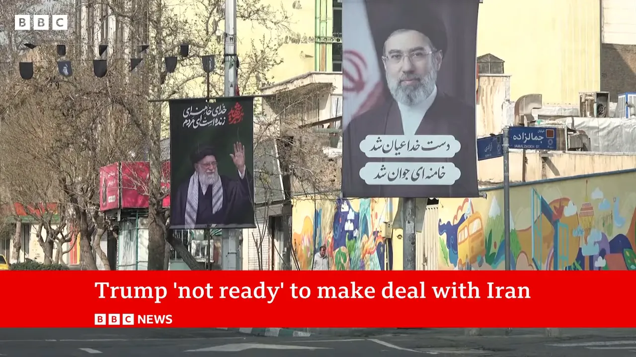 Rue iranienne avec affiches politiques et bandeau BBC indiquant 'Trump not ready to make deal with Iran'.