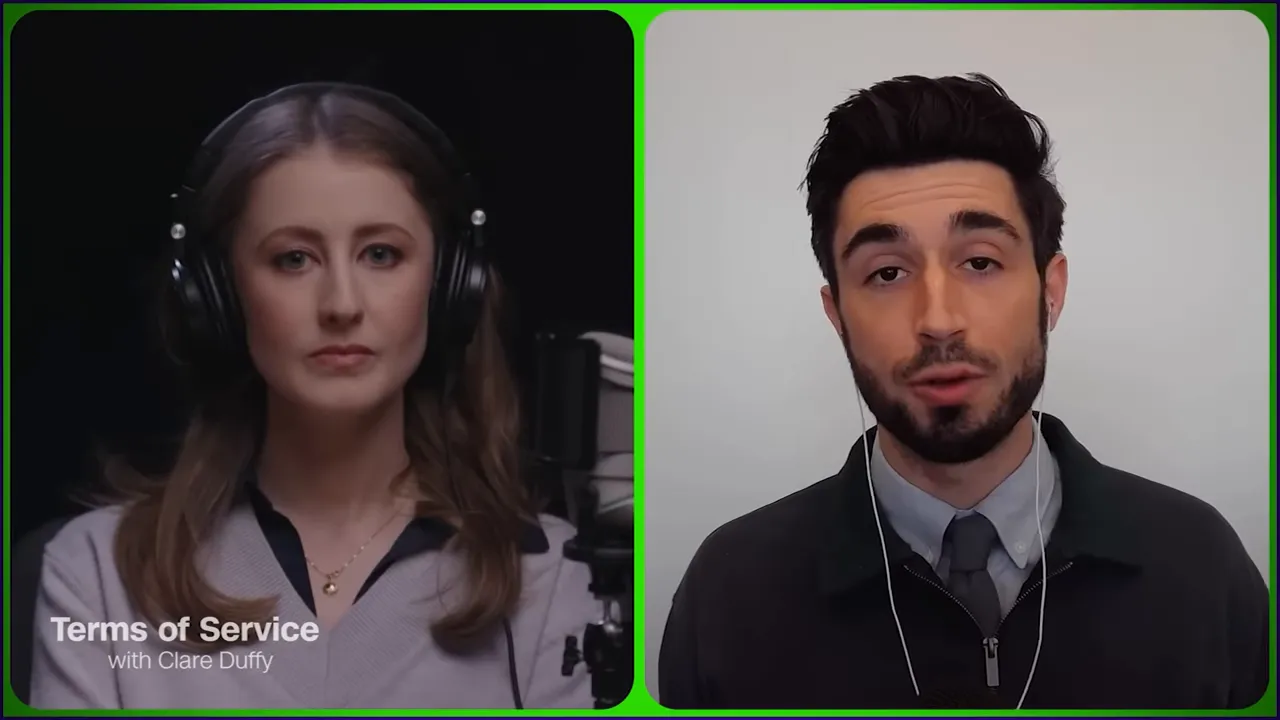 Split‑Screen Interview: Moderatorin mit Kopfhörern links, Experte rechts vor hellem Hintergrund