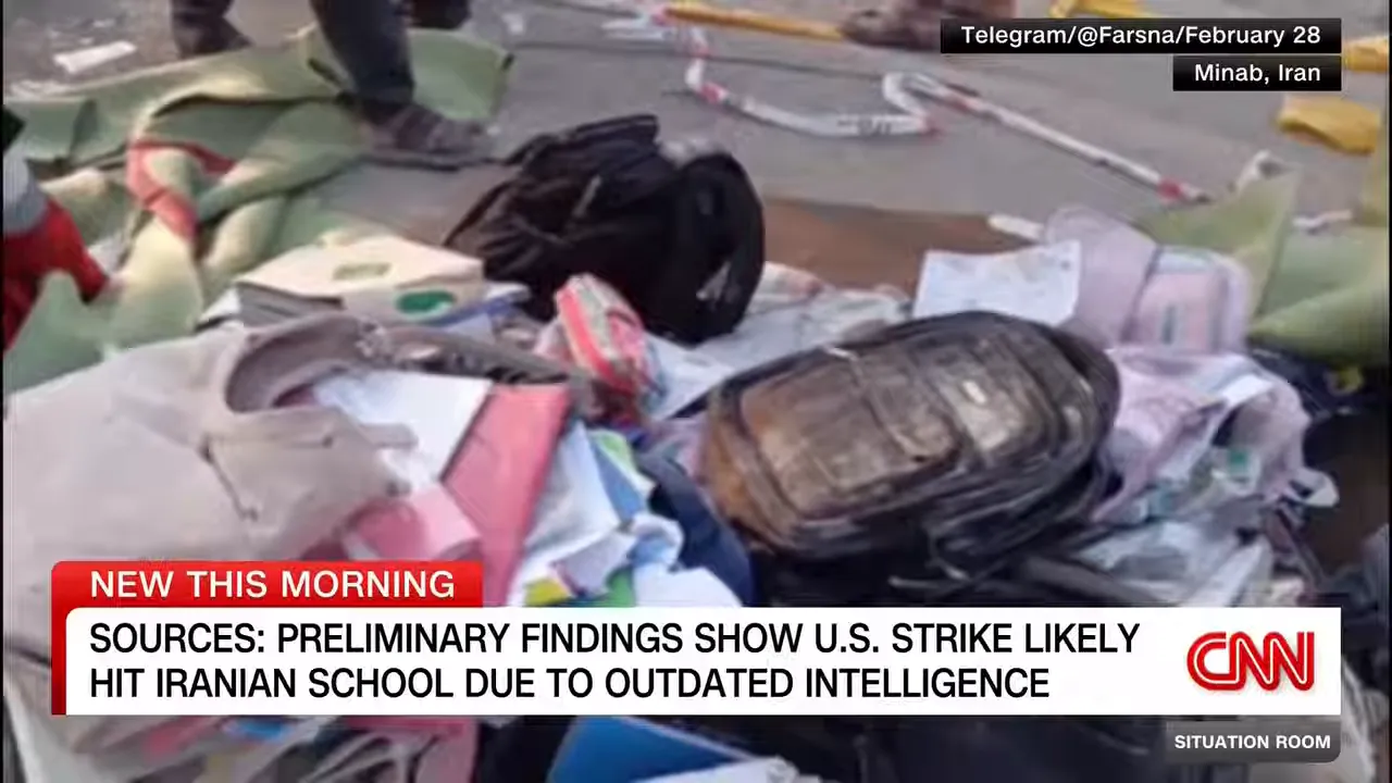 Schulranzen und Papiere nach einem Luftangriff, Trümmer und Rettungsteams im Hintergrund