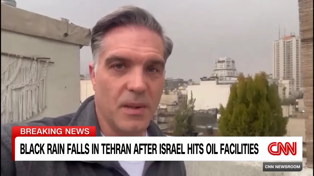 Dachreporter vor Teheraner Skyline mit Einblendung: 'Black rain falls in Tehran after Israel hits oil facilities'.