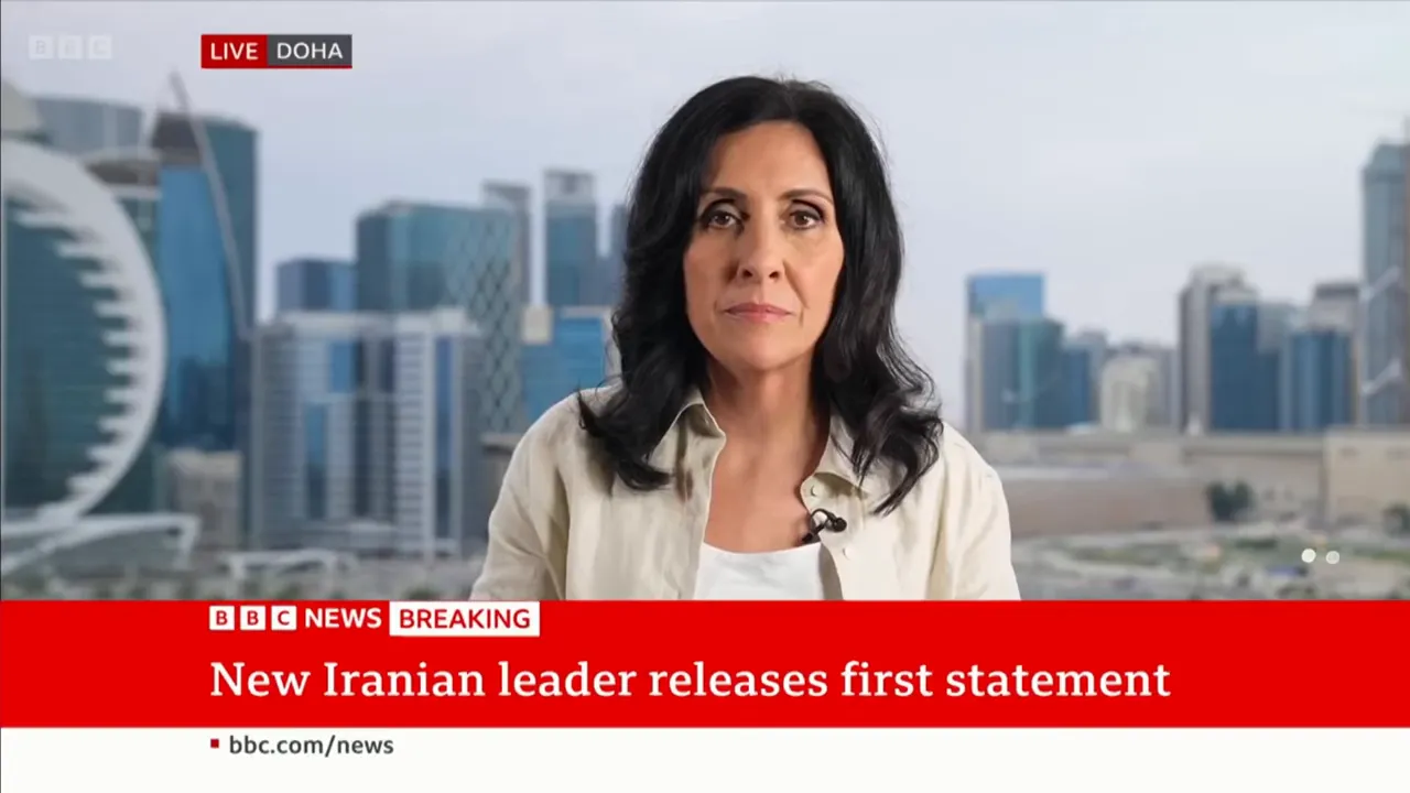 Présentatrice BBC en direct depuis Doha avec bandeau « New Iranian leader releases first statement » en bas de l'écran.