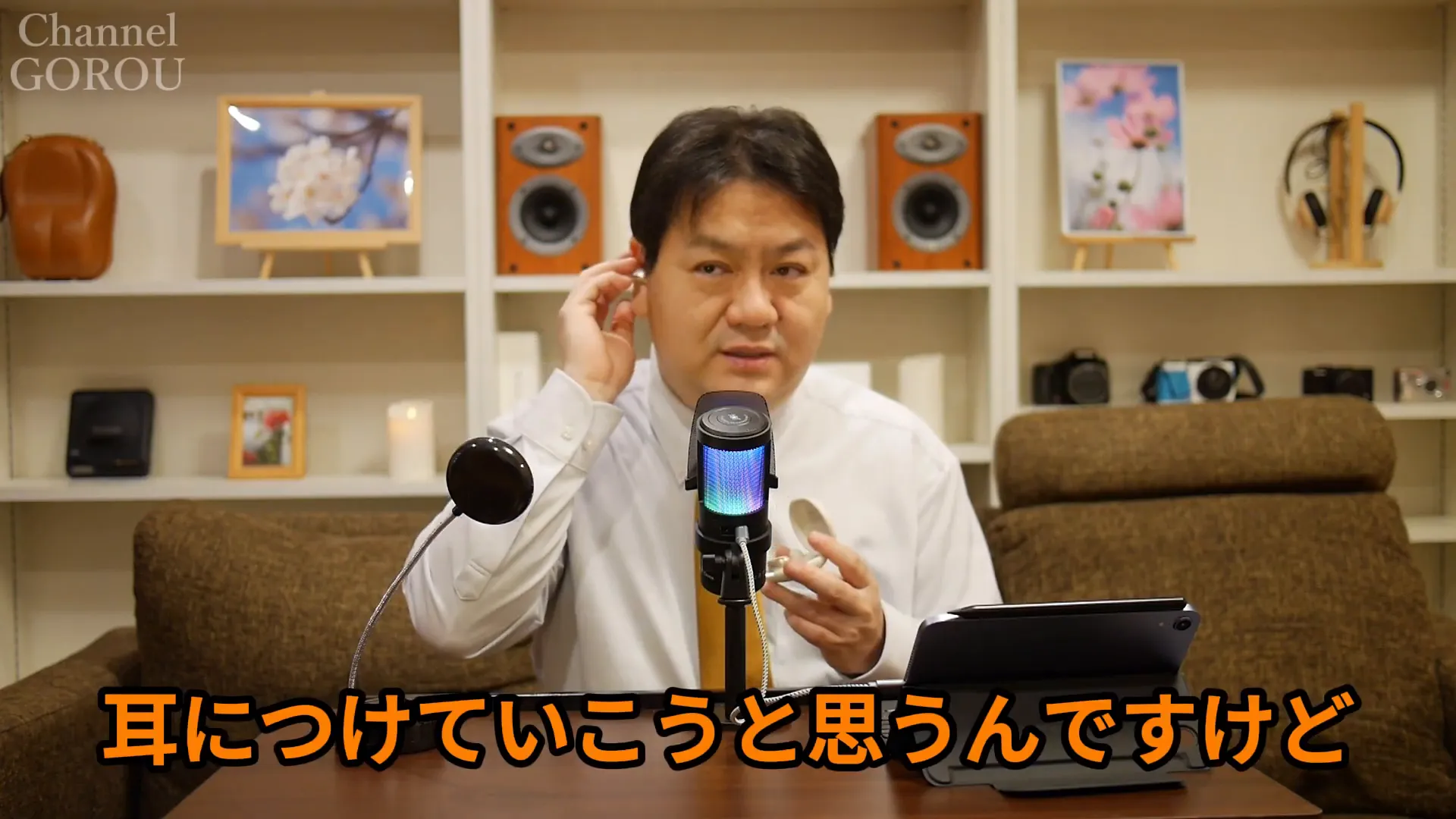 ACECLIP Proを手に持ち耳に装着しようとする様子