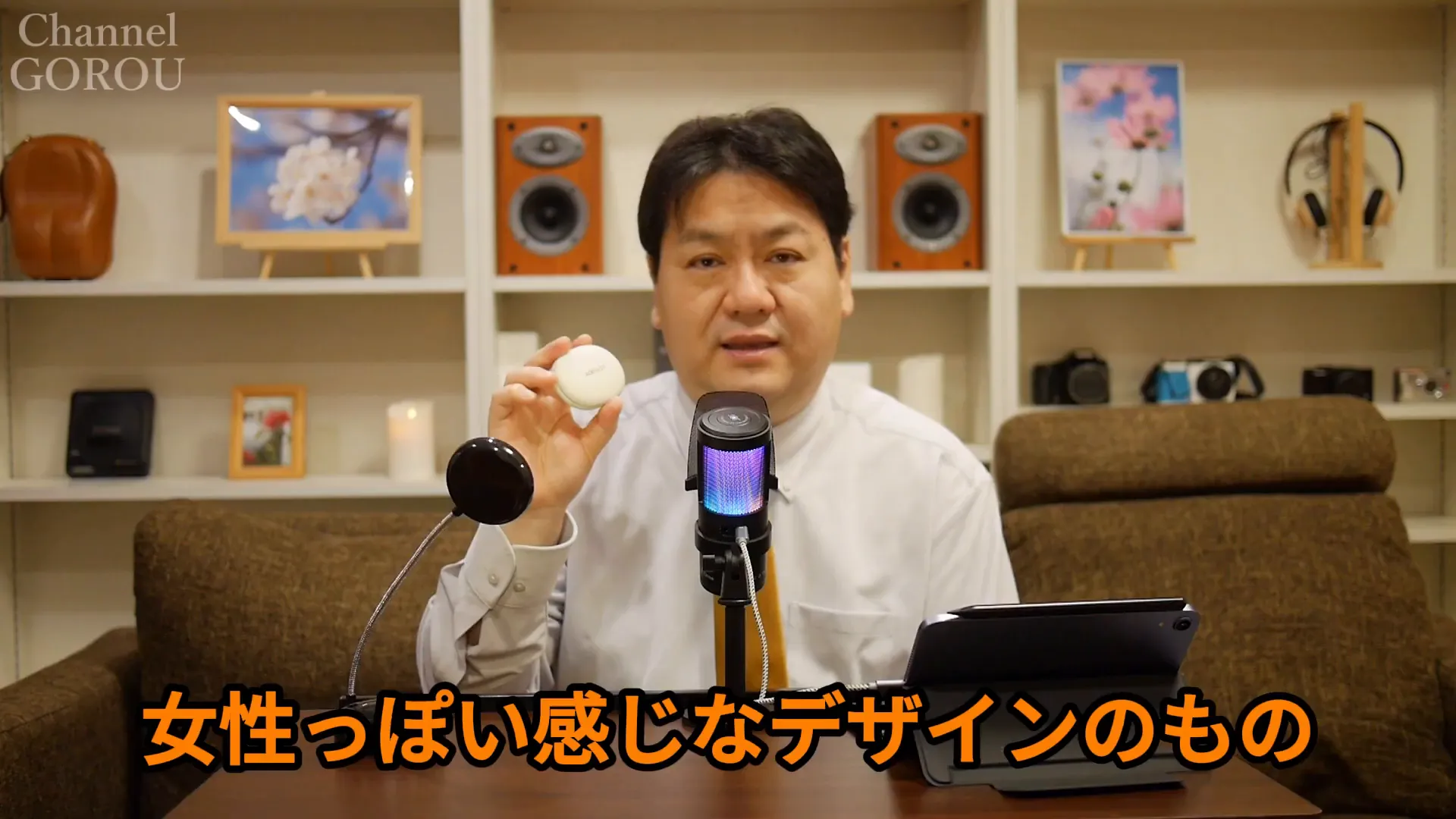 レビュアーが白いACECLIPの充電ケースを持ち、カメラ側に見せている明瞭なショット。製品ディテールが確認しやすい。