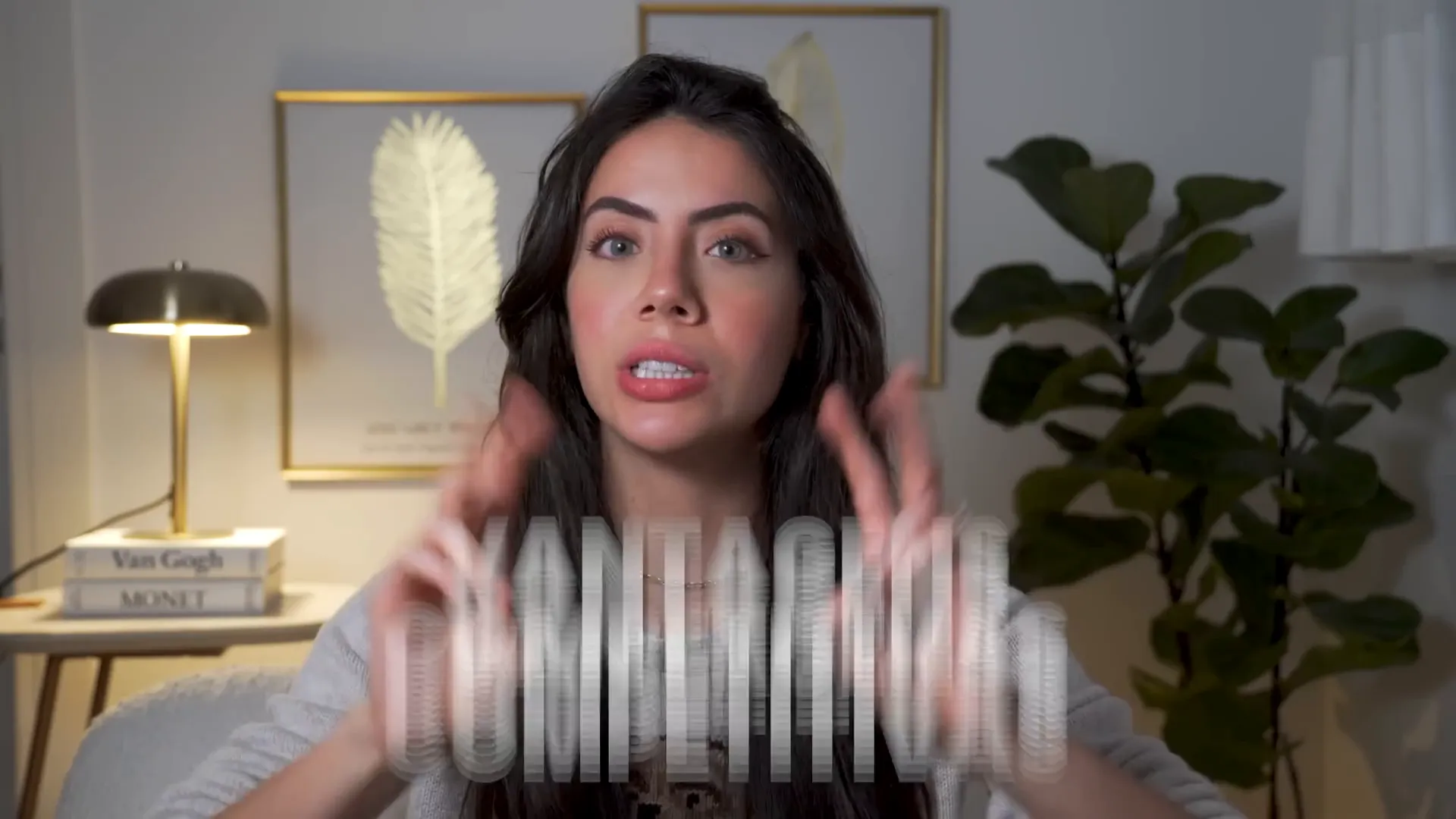 Luana Carolina explicando sobre vantagens competitivas