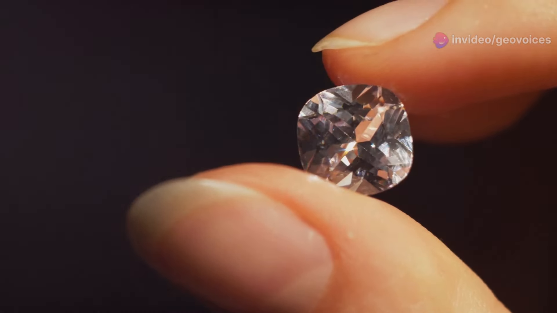 Checking gemstone clarity and inclusions