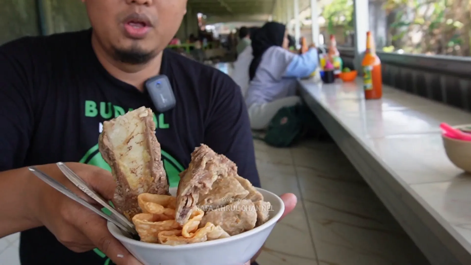 Bakso urat balungan spesial dengan sambal dan kecap