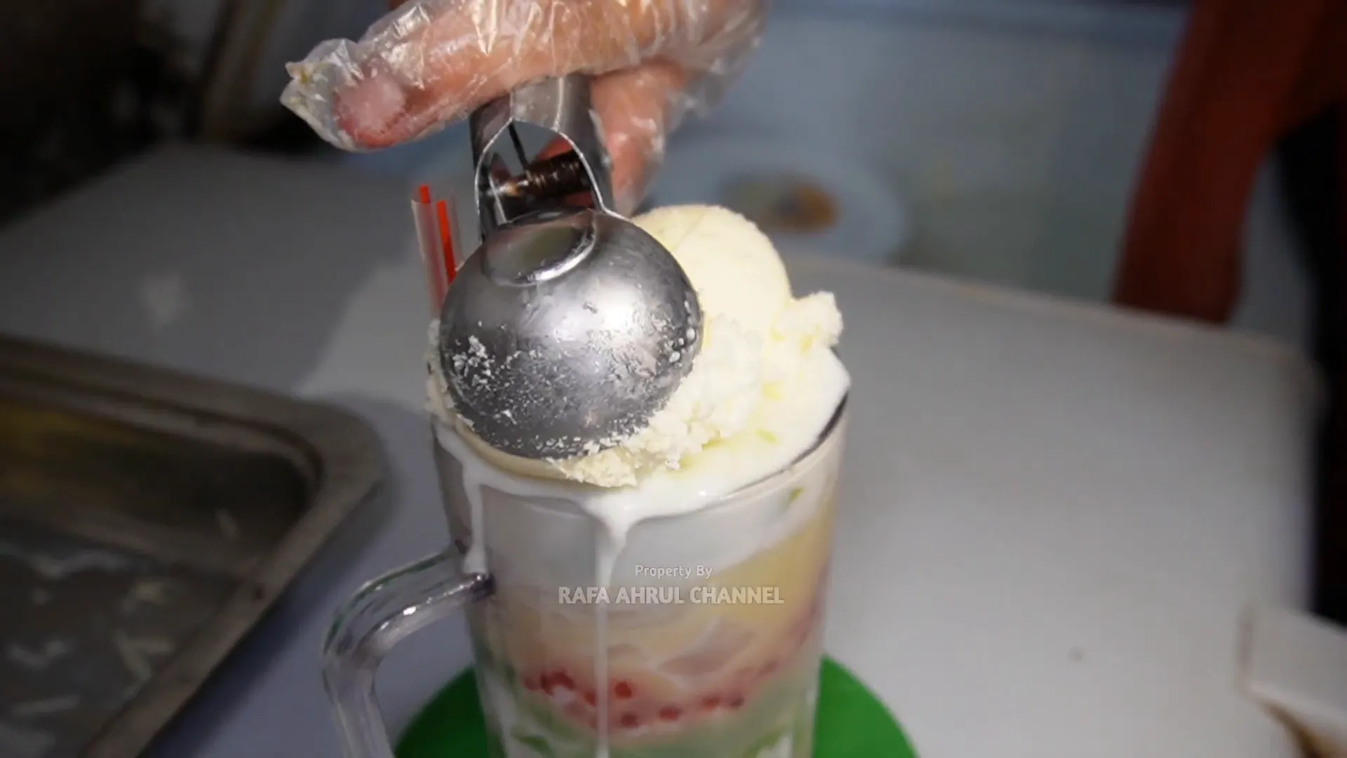 Porsi es teler full cream dengan es krim yang menggoda