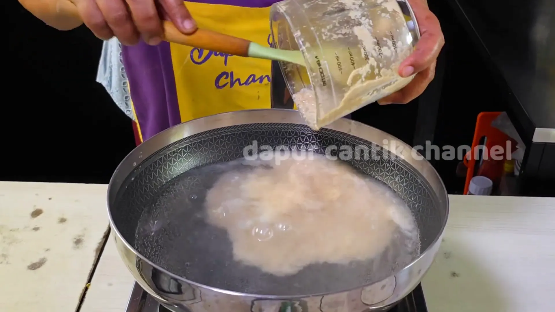 Memasukkan bumbu halus dan bahan aromatik daun salam serta lengkuas ke dalam wajan