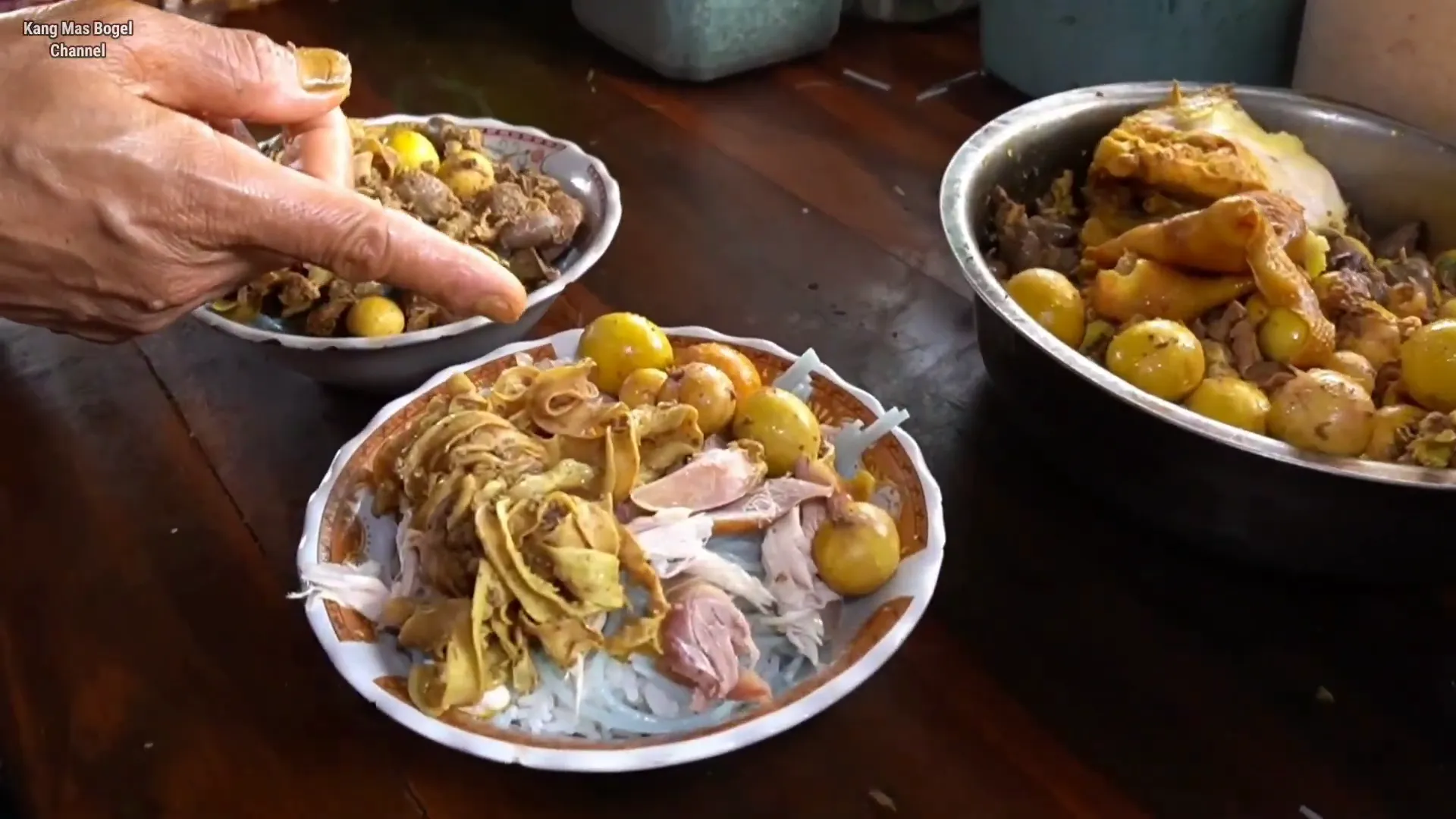 Porsi soto ayam lengkap dengan ayam dan jeroan