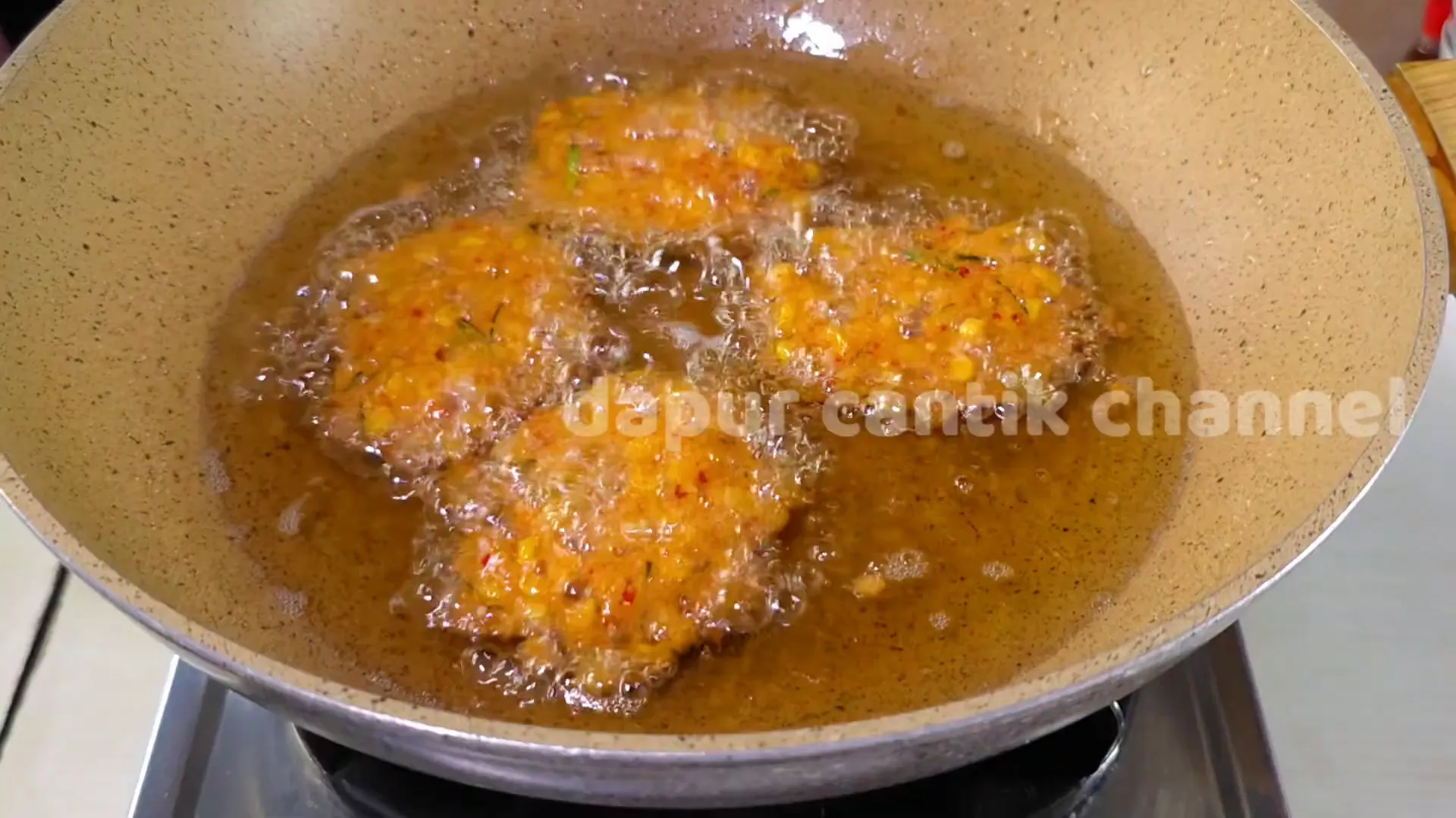 Menggoreng dadar jagung suroboyo hingga kecoklatan