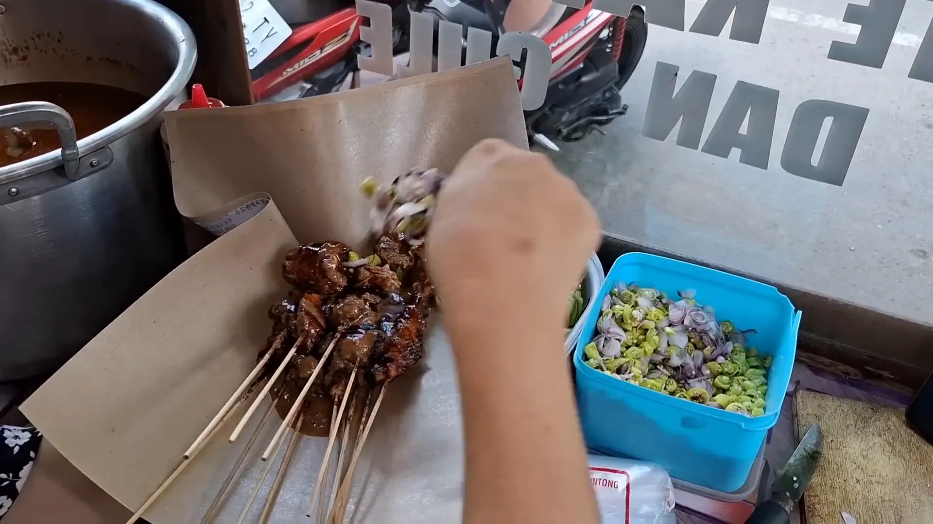 Potongan sate kambing dan ayam dengan ukuran besar siap disantap