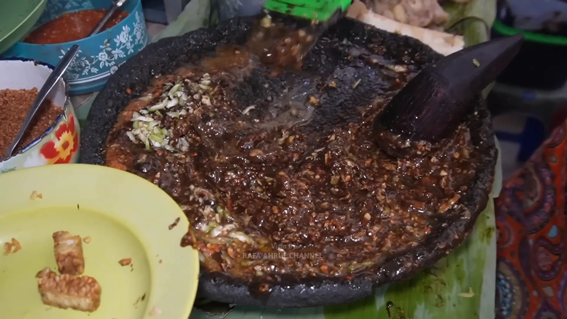 Proses pengulegan bumbu rujak kikil