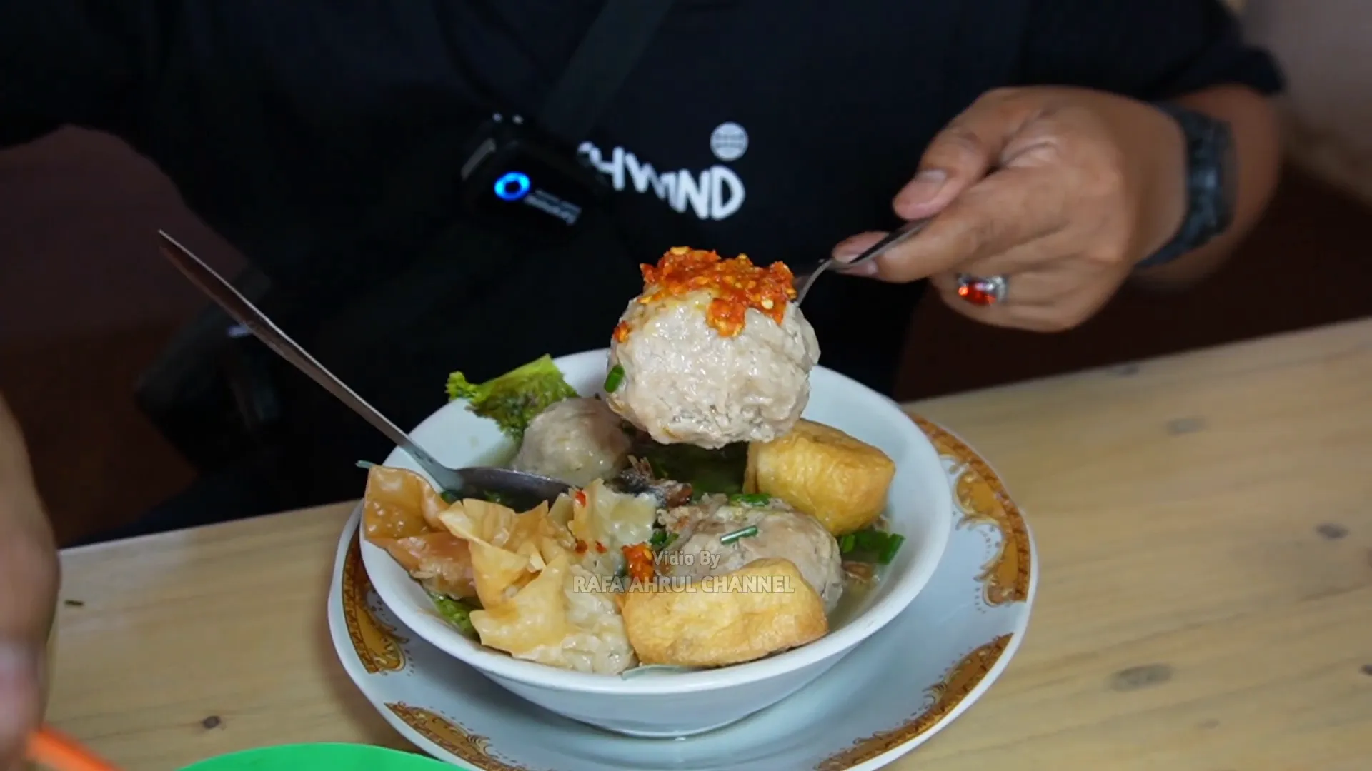 Bakso halus dengan sambal dan saus kecap khas warung Mbak Ning