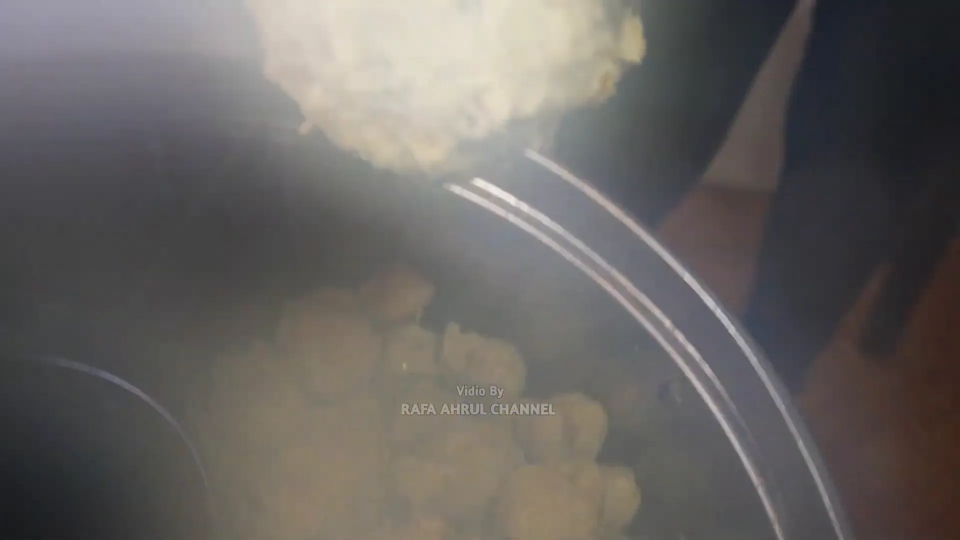 Panci besar berisi lontong kikil dan bakso di warung Mbak Ning