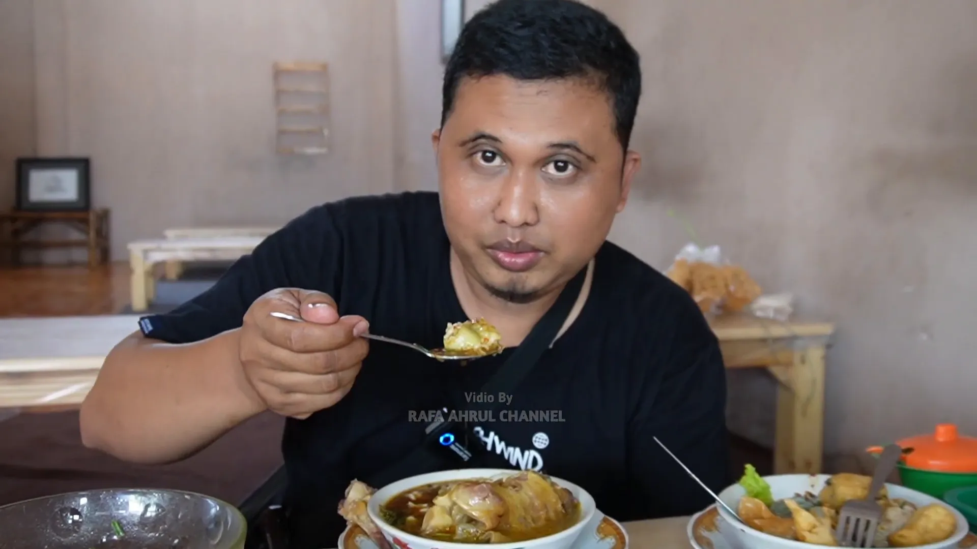 Mencicipi lontong kikil dengan kuah dan kecap khas