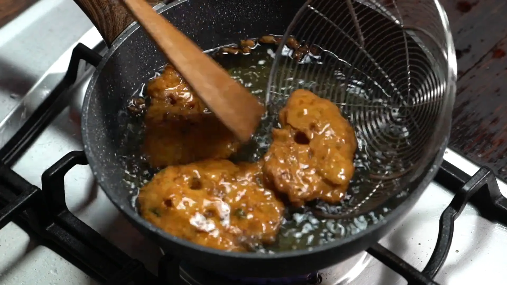 Menggoreng bakwan hingga kecoklatan