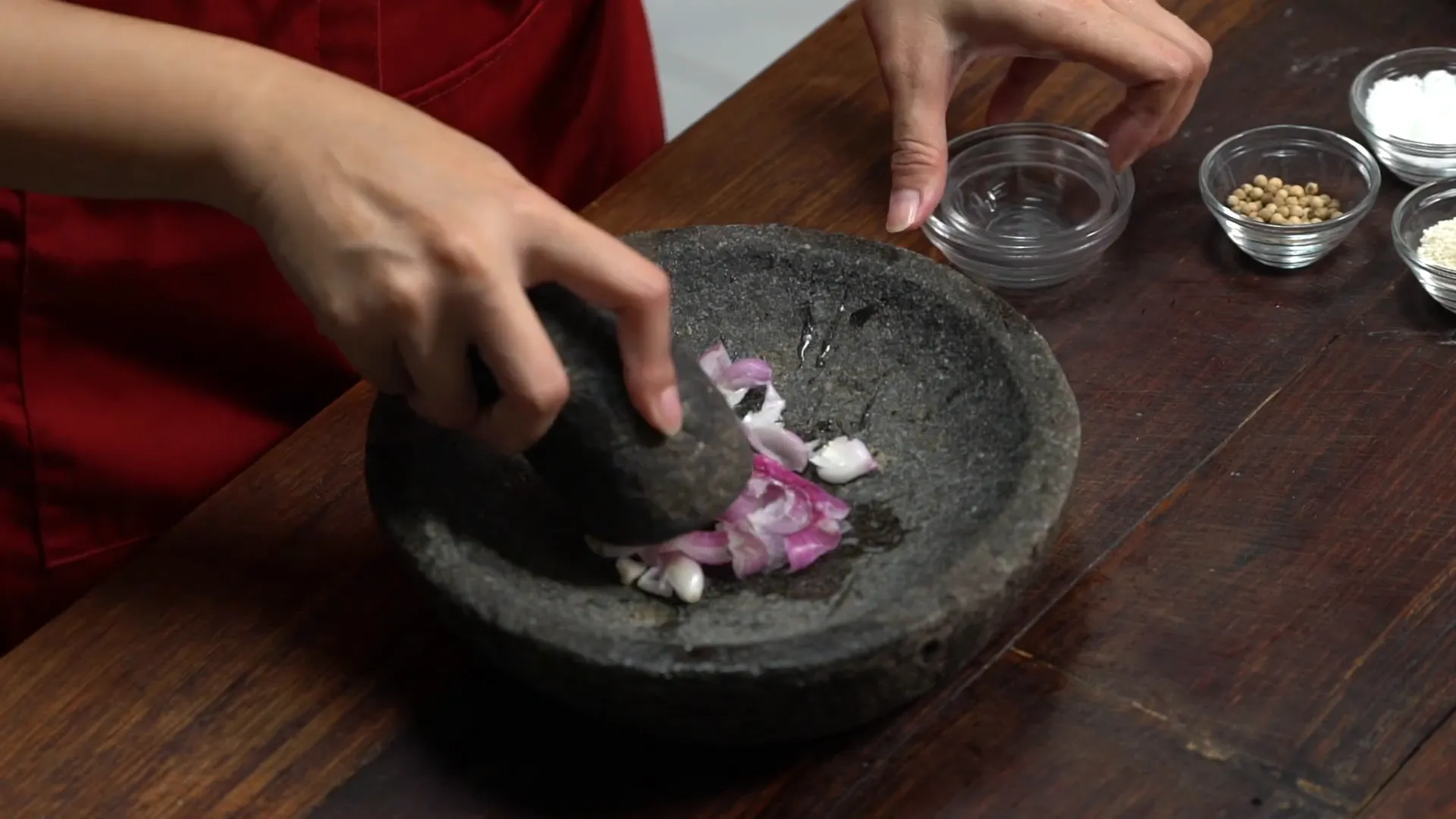 Menghaluskan bawang merah, bawang putih, dan lada
