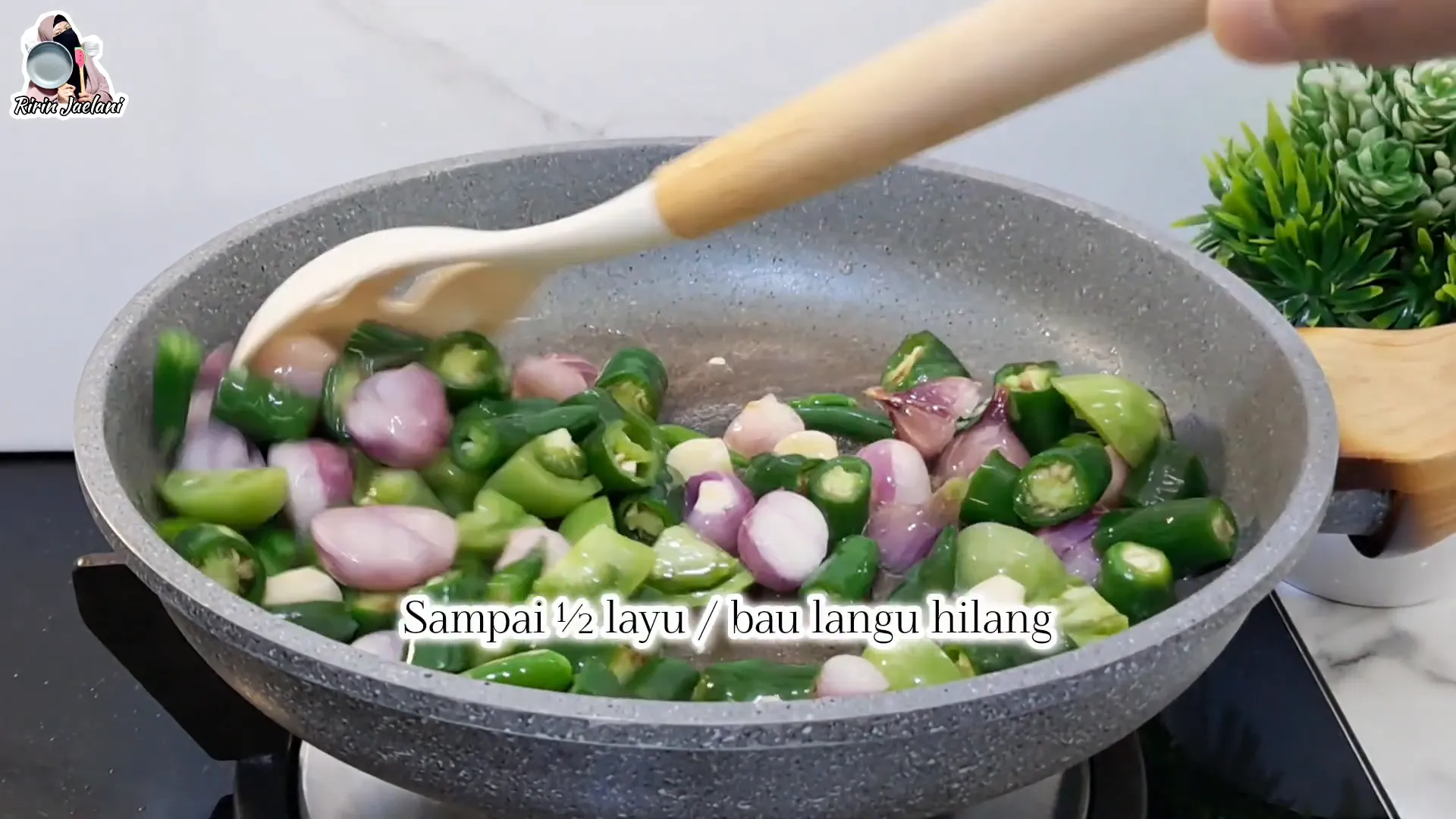 Proses menumis bahan sambal ijo sampai setengah layu