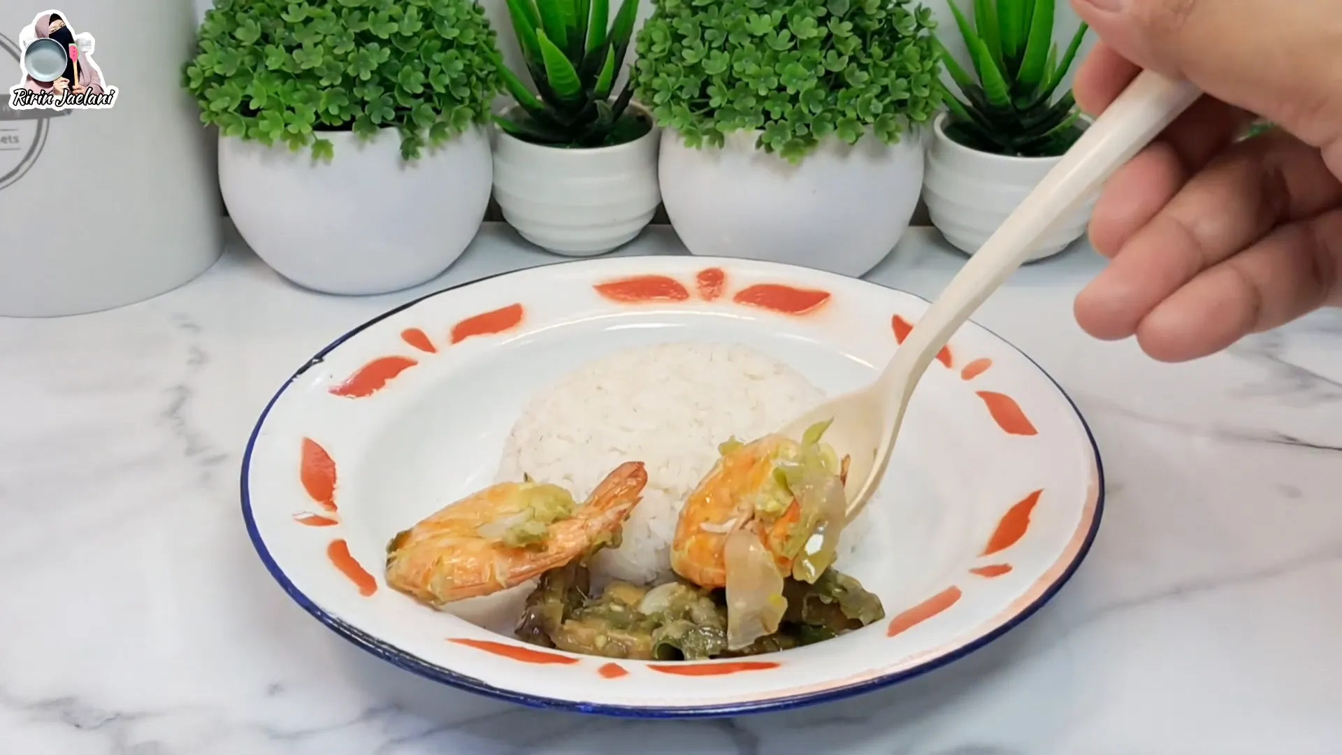 Tempe udang cabe ijo siap disajikan dengan nasi putih hangat