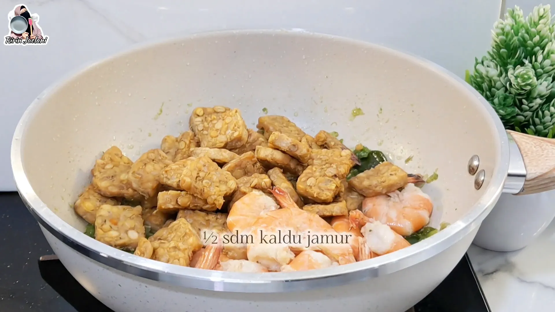 Tempe dan udang digoreng hingga matang sempurna