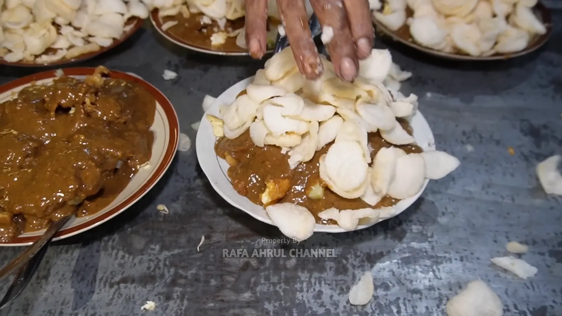 Kerupuk melimpah dan bumbu petis khas tahu tek