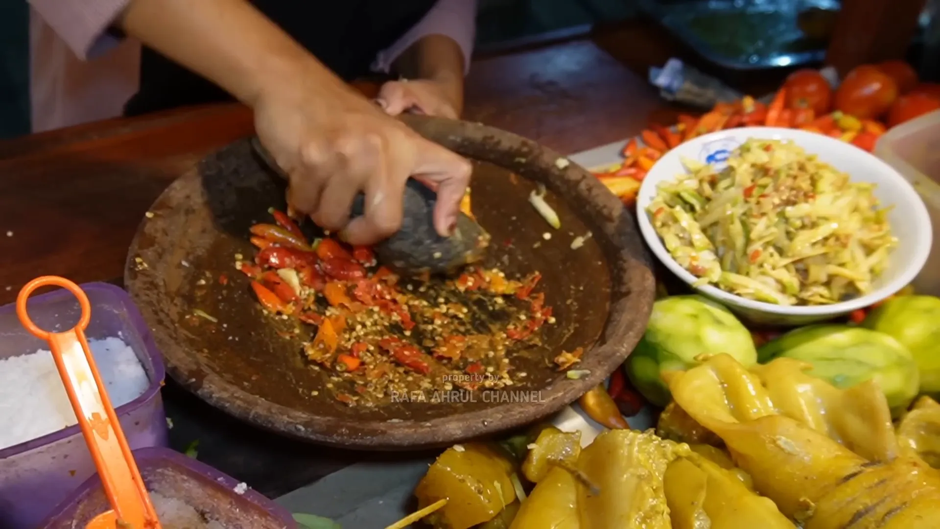 Proses pembuatan sambal terasi segar di Warung Bebek Purnama