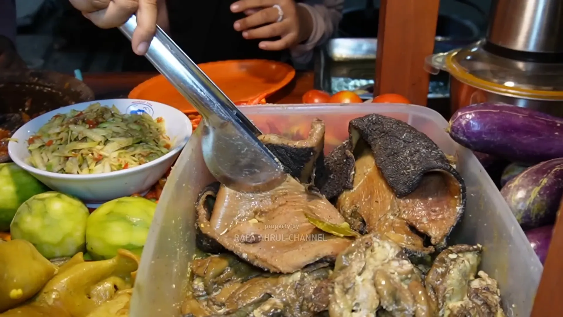 Pengunjung memilih sendiri lauk jeroan di Warung Bebek Purnama