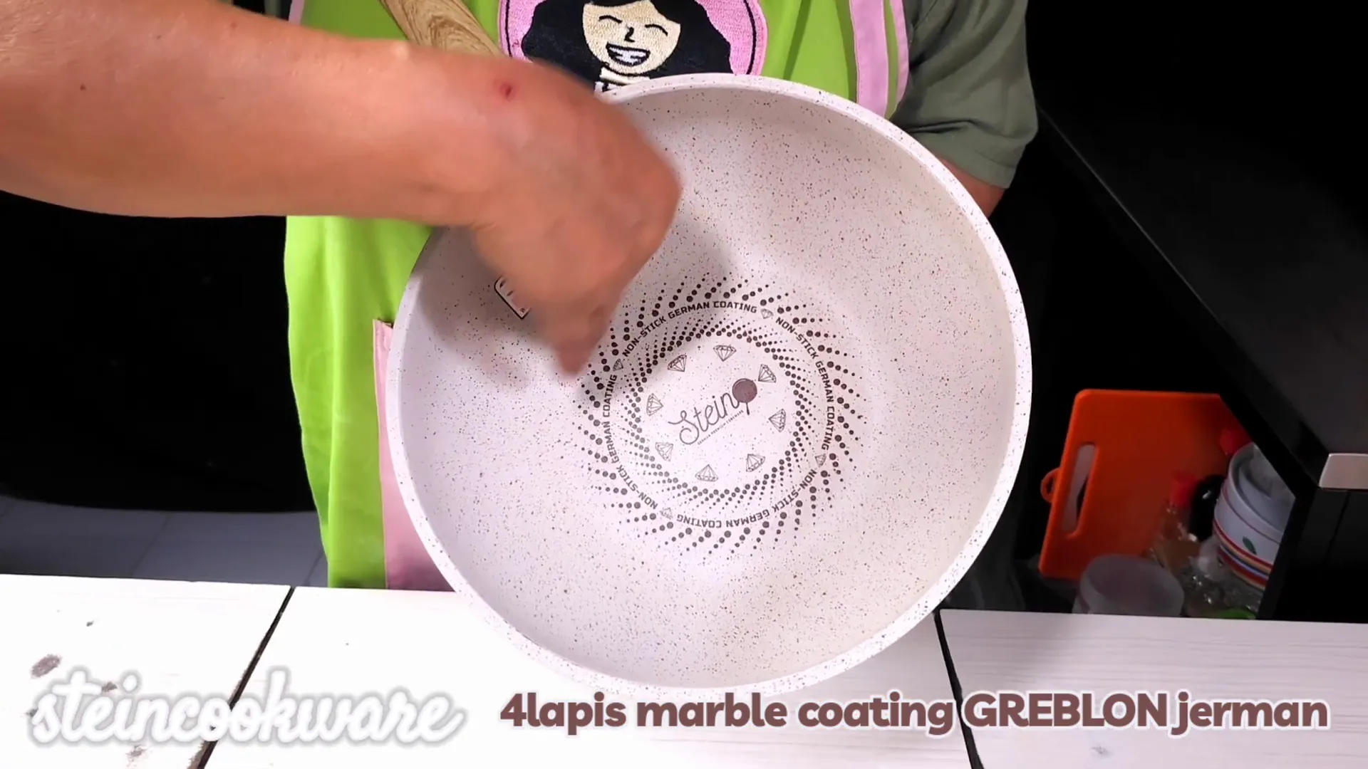 Wajan Stein Cookware yang digunakan untuk menggoreng sambal