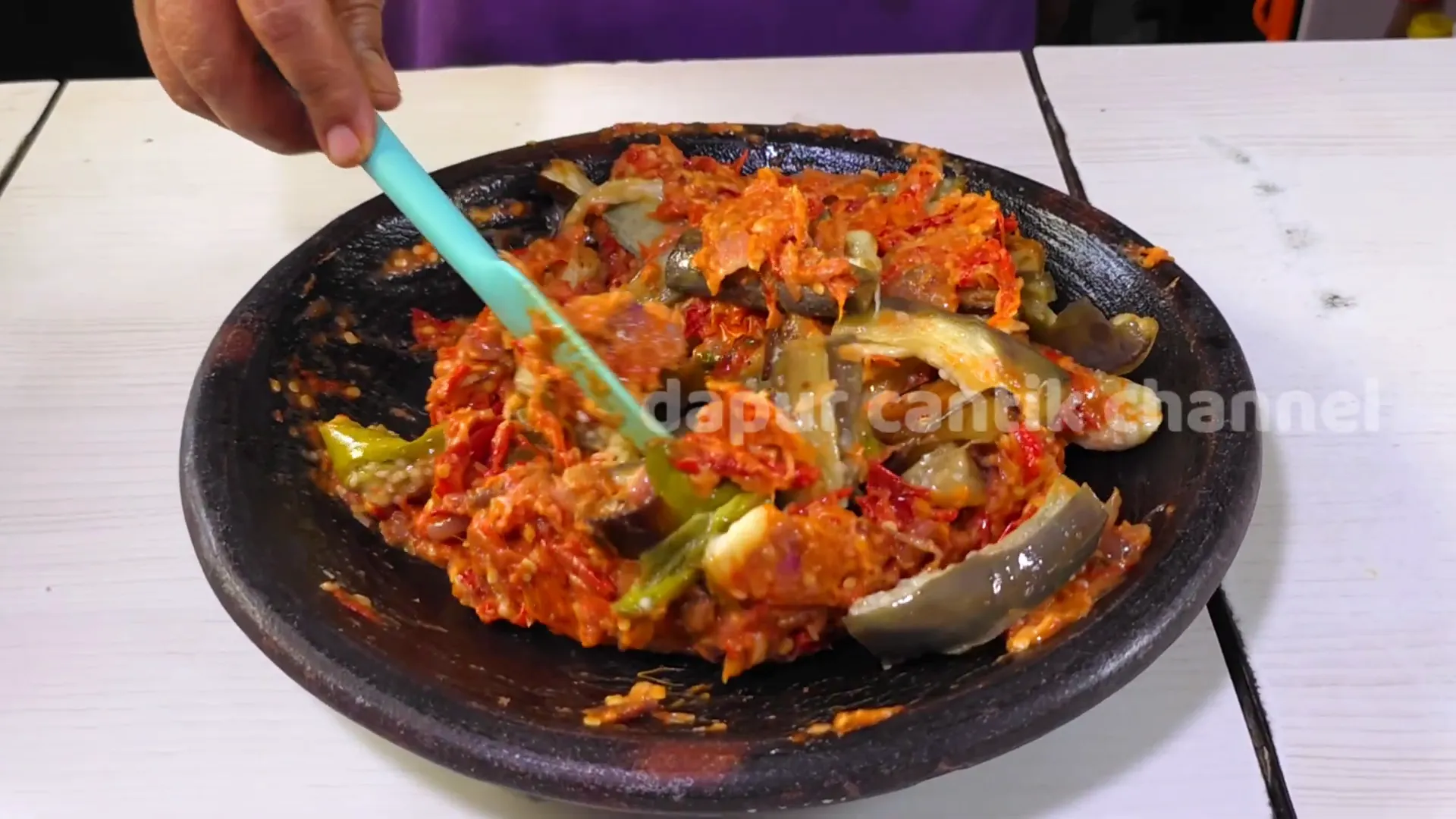 Terong suwir dicampur dengan sambal