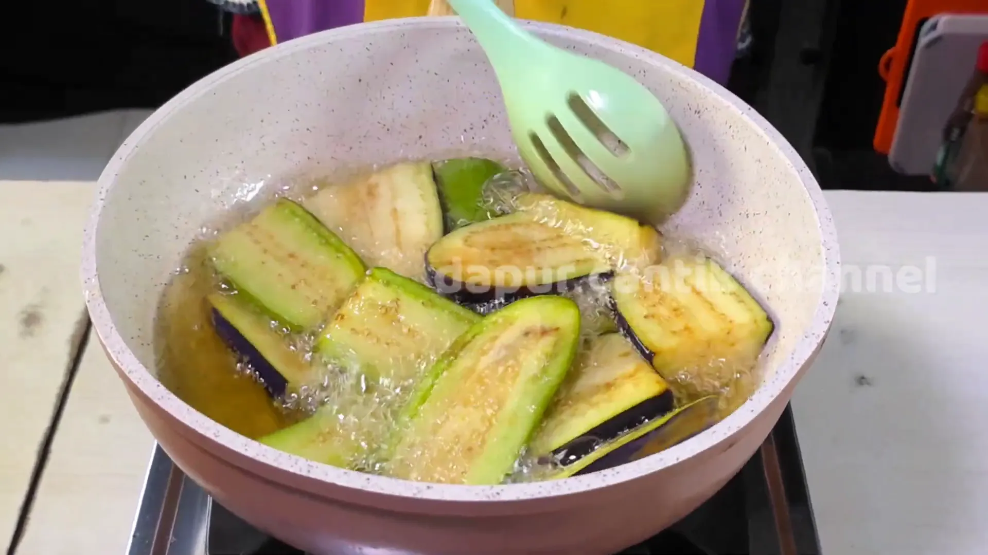 Terong yang sudah dipotong dan digoreng sampai layu