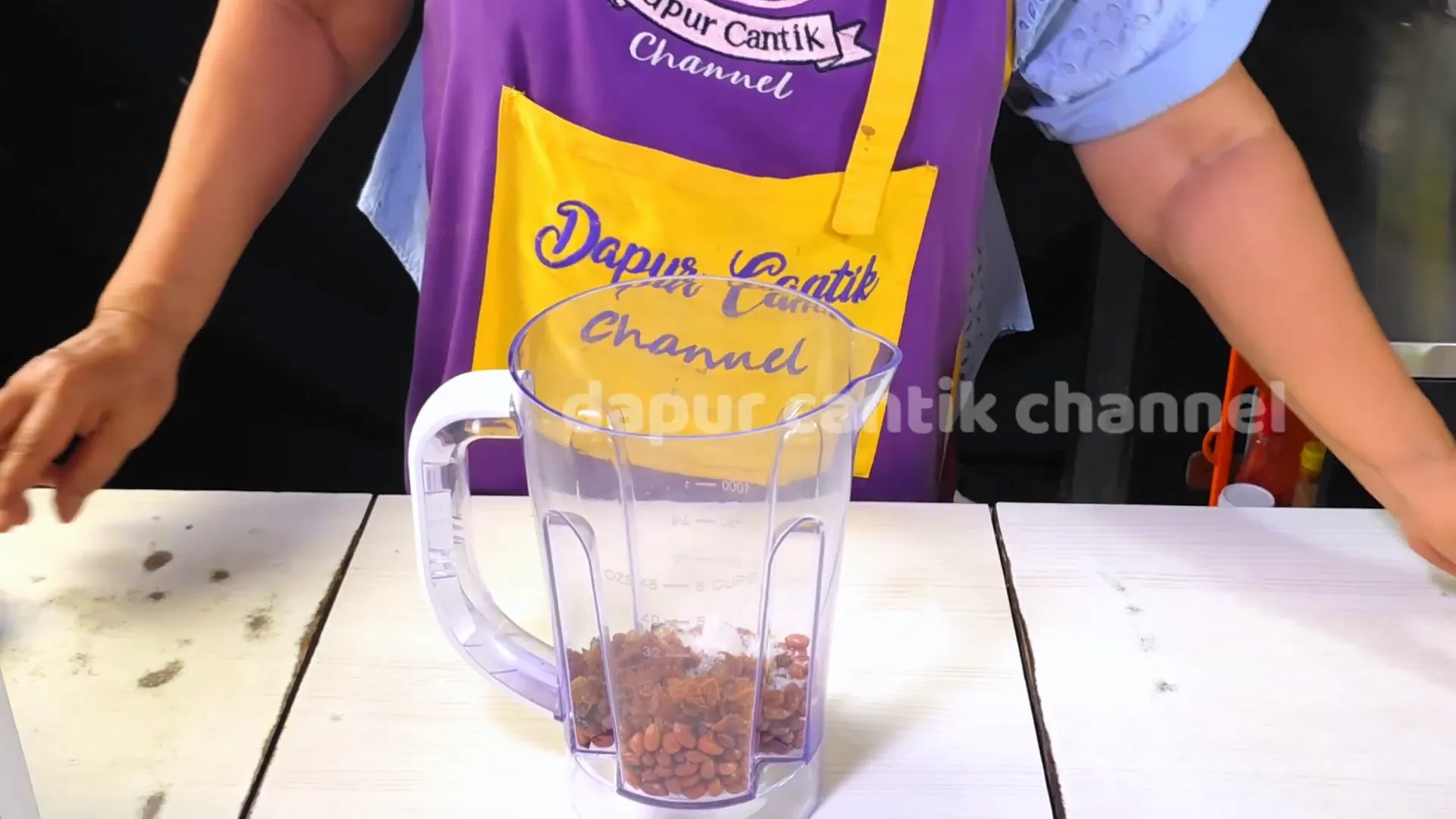 Menghaluskan bumbu pecel dengan blender