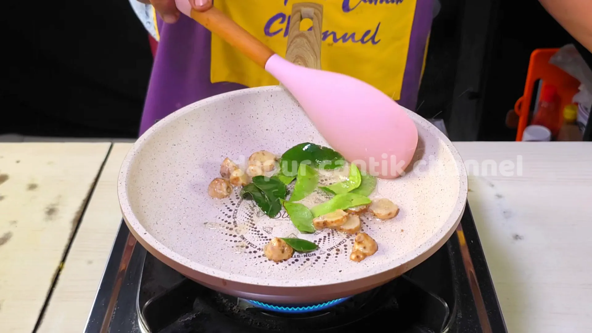 Menggoreng kencur hingga harum
