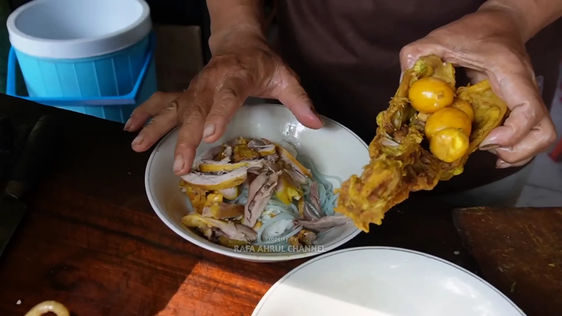 Proses penyajian soto dengan ayam dan telur muda
