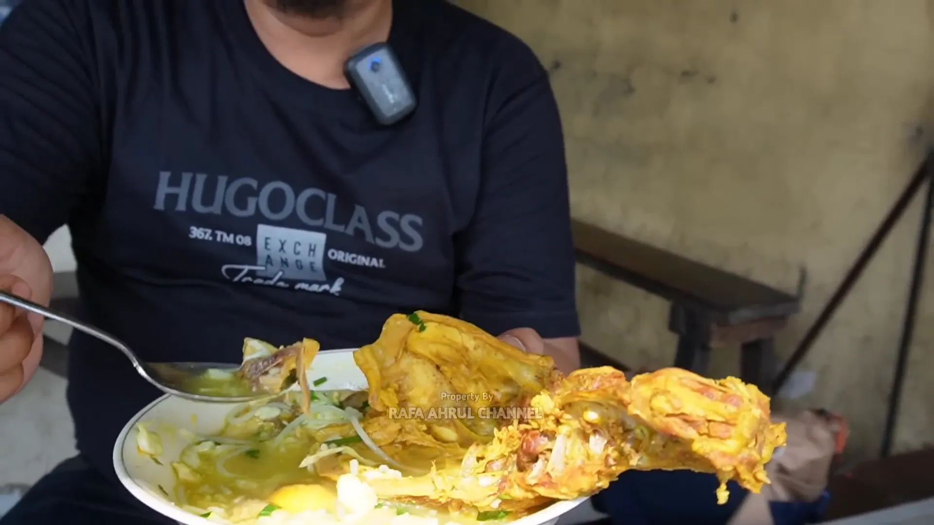 Porsi soto ayam jumbo dengan potongan ayam besar dan kuah segar