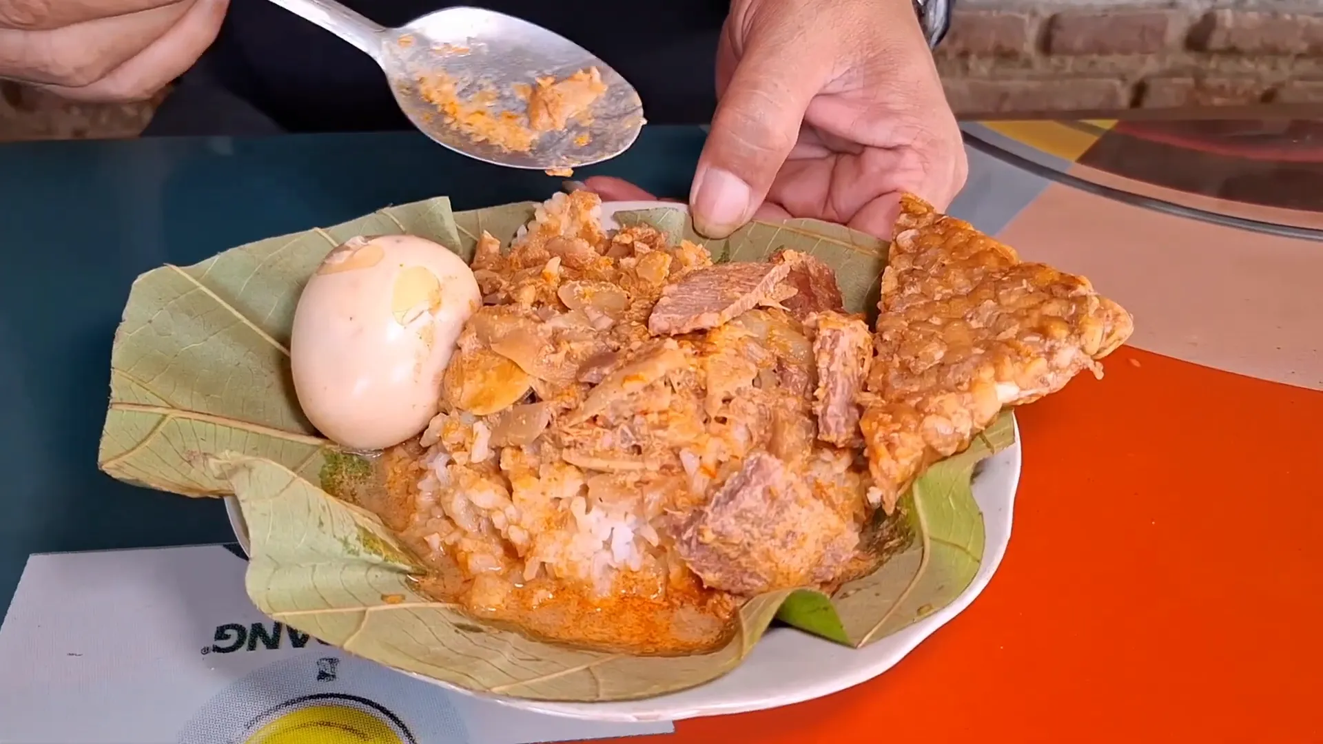 Porsi lengkap nasi, sayur tewel, daging, telur, dan tempe dengan harga terjangkau