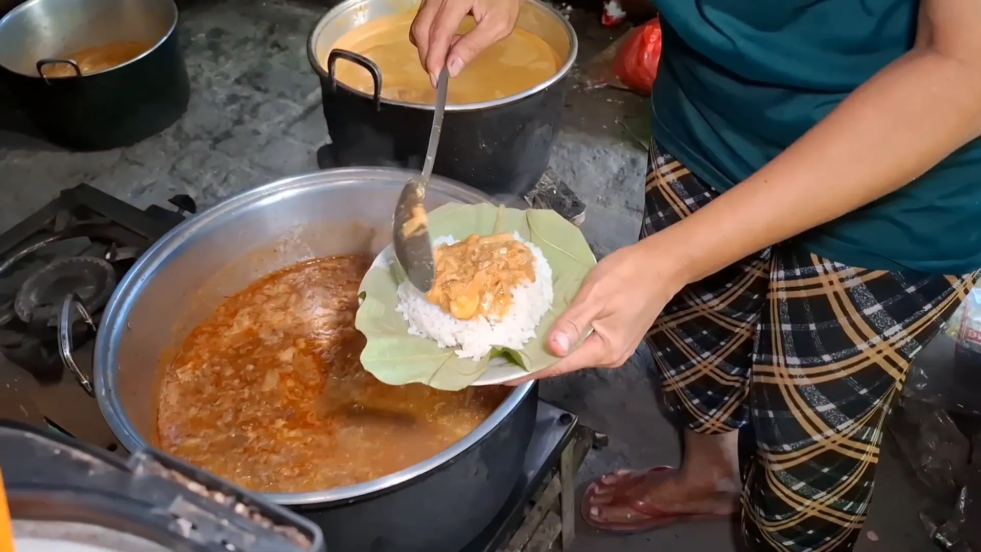 Porsi nasi dengan sayur tewel, daging, telur, dan tempe lengkap