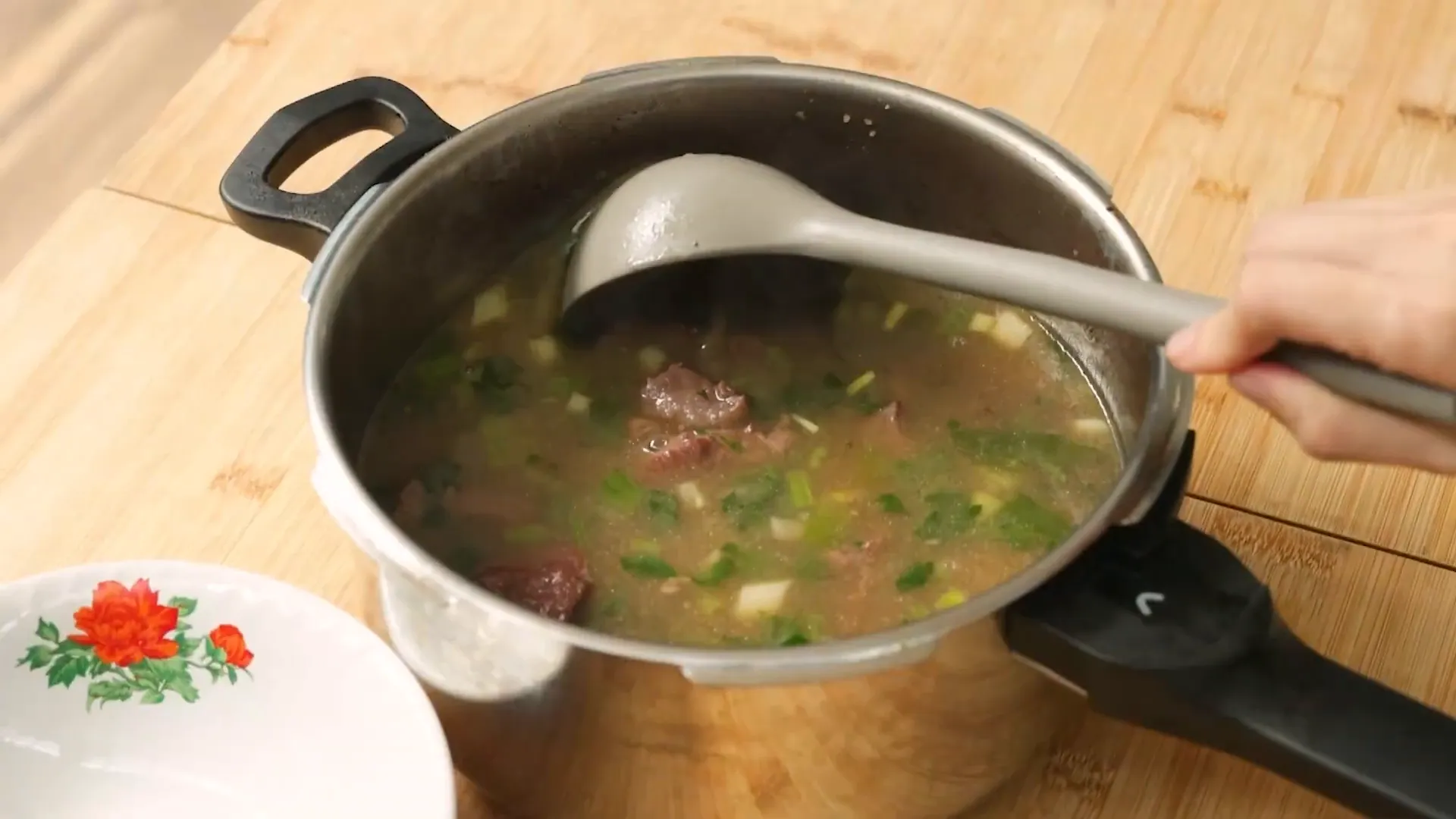 Sup daging kacang merah siap disajikan dengan nasi putih dan sambal kecap tomat