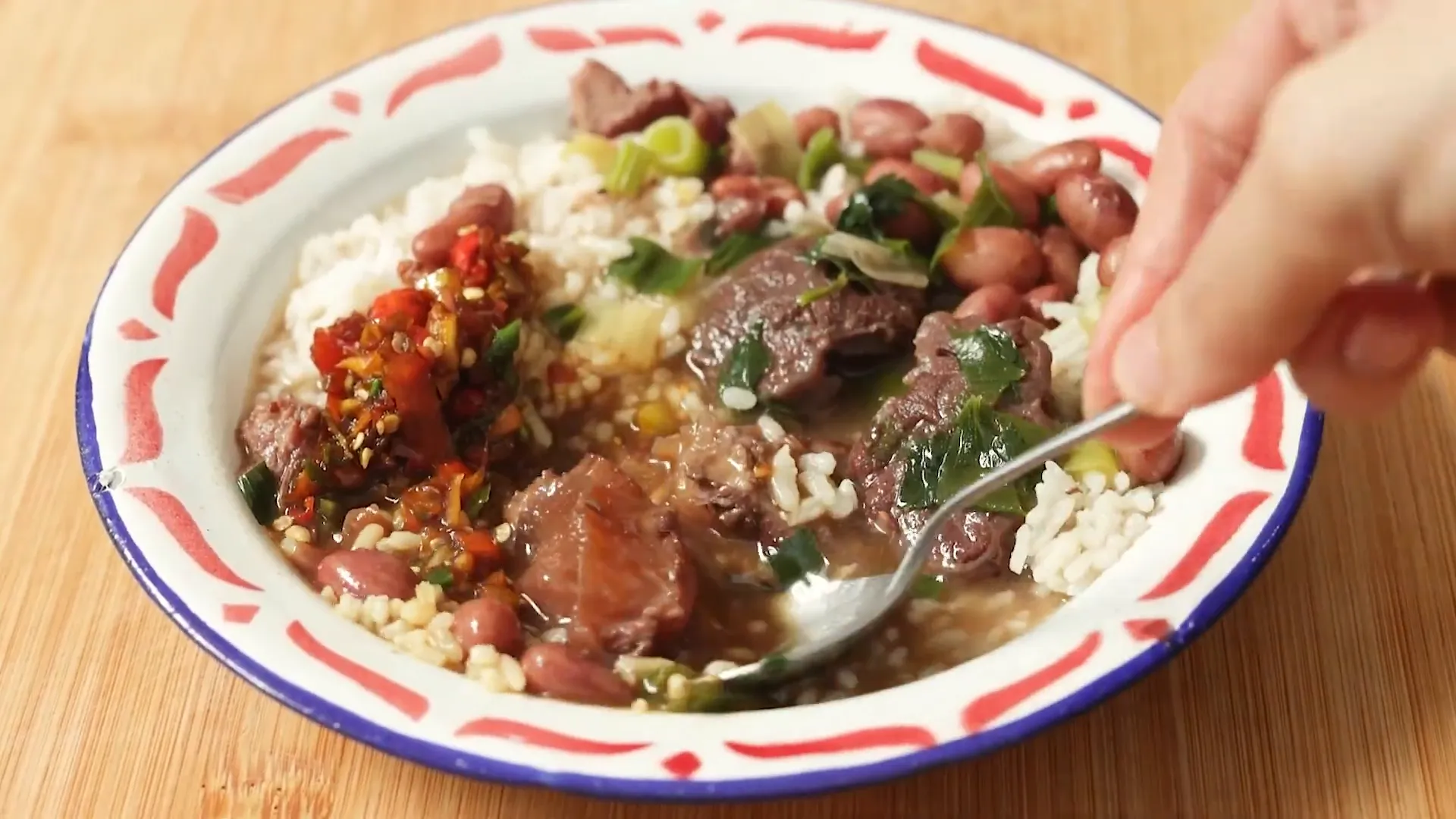 Sup daging kacang merah disajikan dengan nasi dan sambal kecap