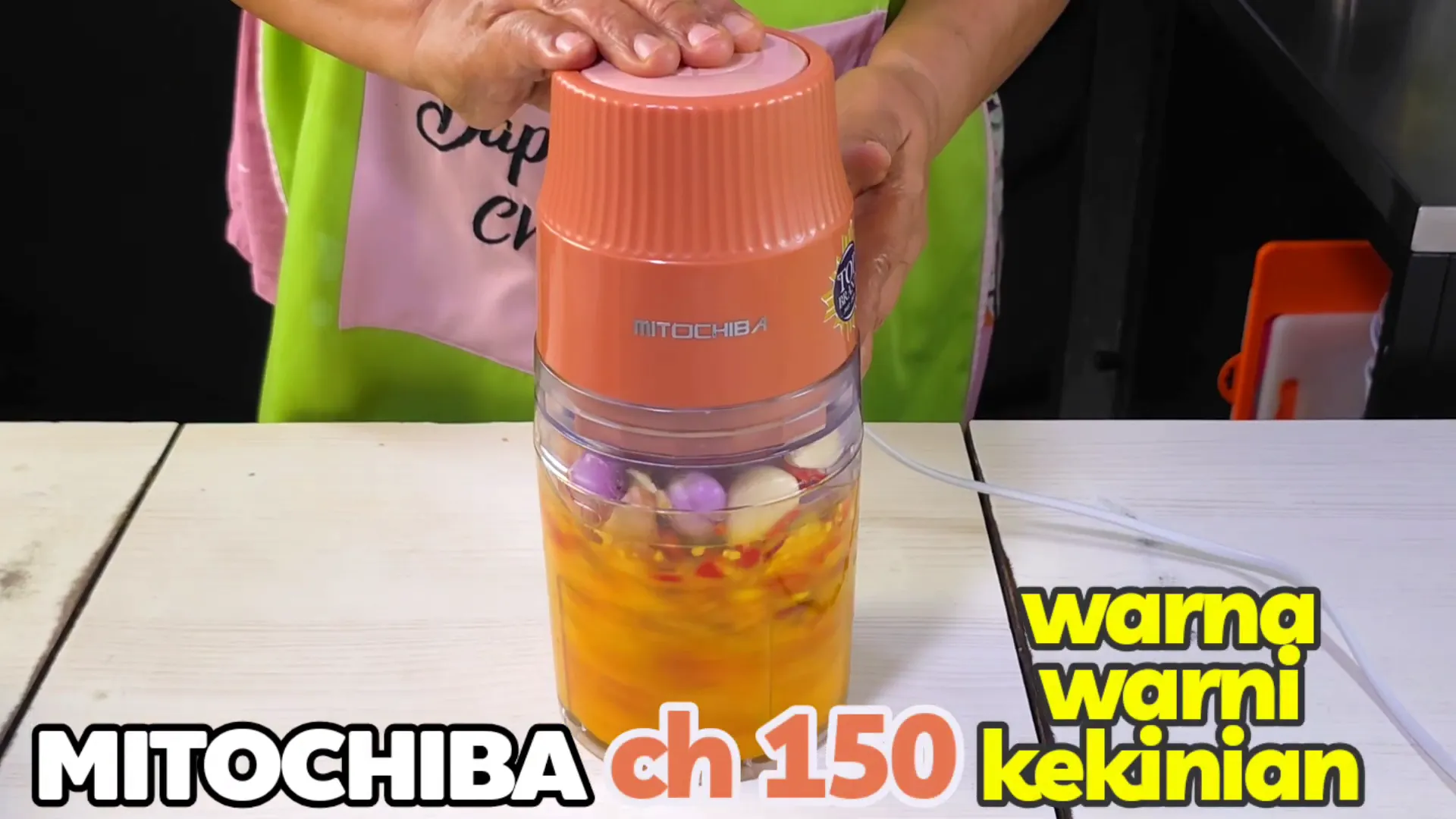 Menghaluskan bumbu dengan chopper Mitochiba CH150
