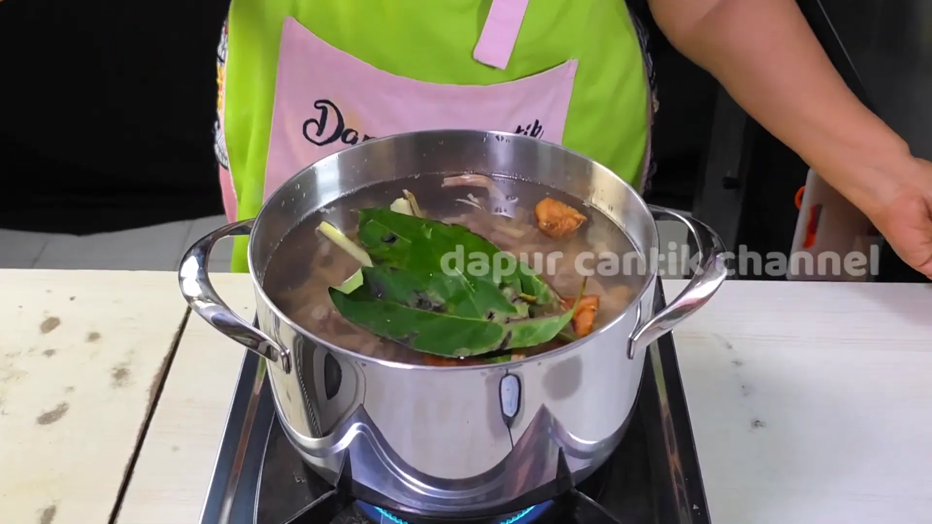 Rebus usus ayam dengan bahan aromatik agar tidak amis