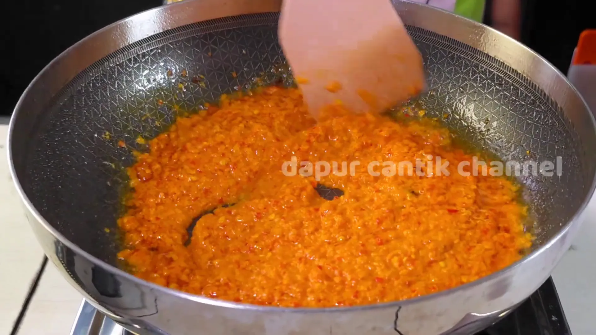 Tumis bumbu halus dengan bahan aromatik sampai harum