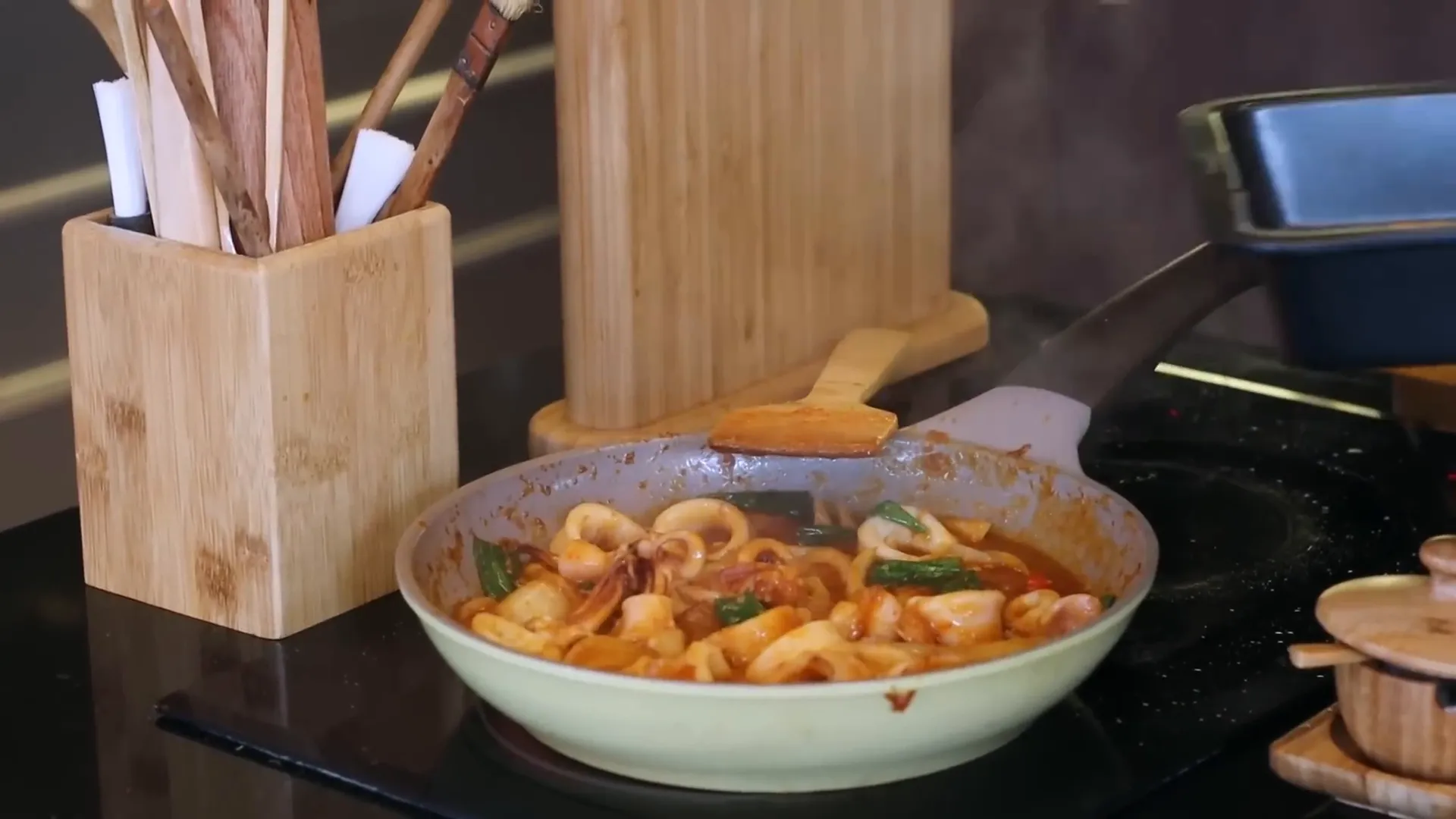 Cumi saus Padang siap dihidangkan dengan plating cantik