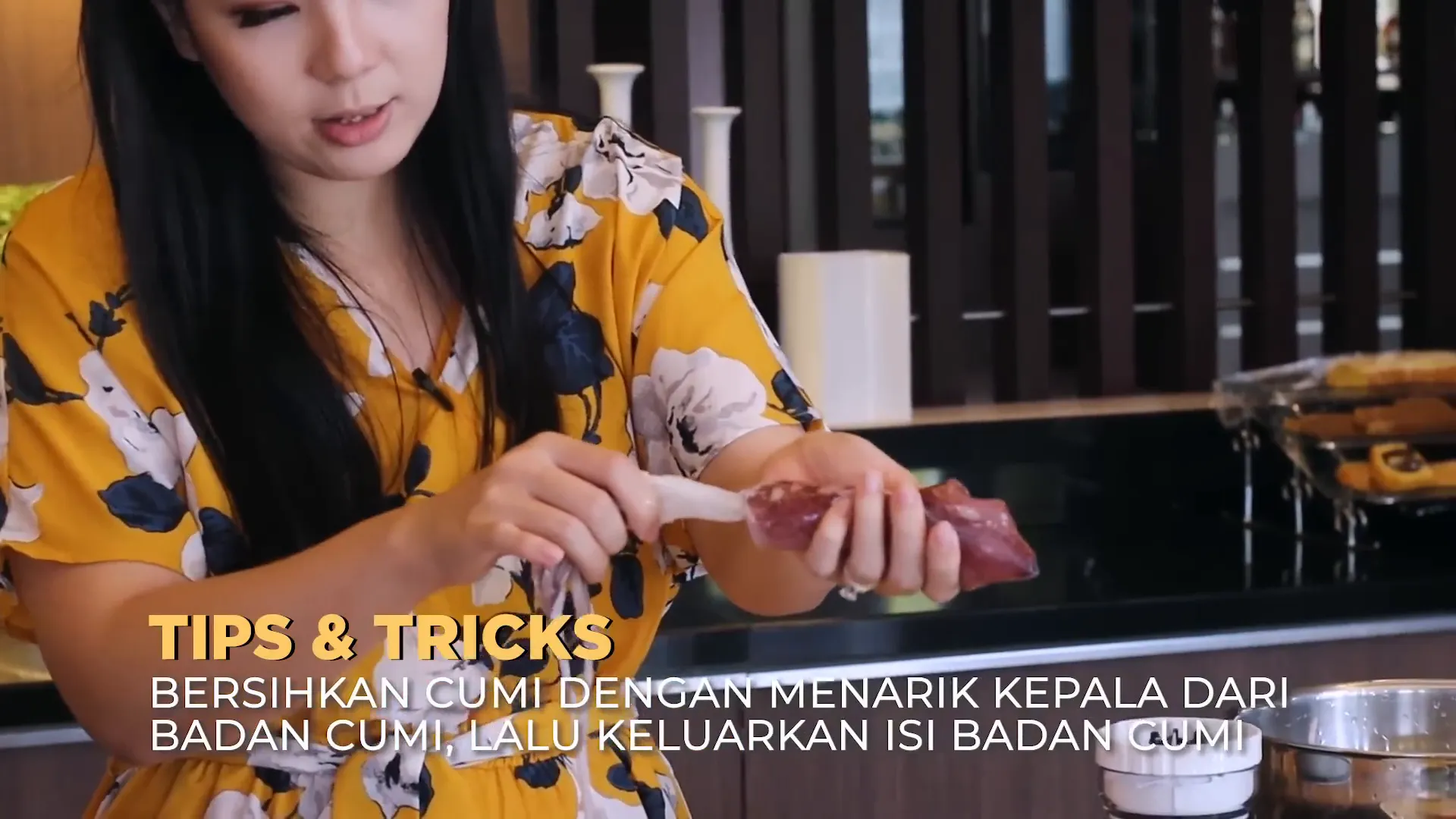 Proses membersihkan dan memotong cumi dengan teliti