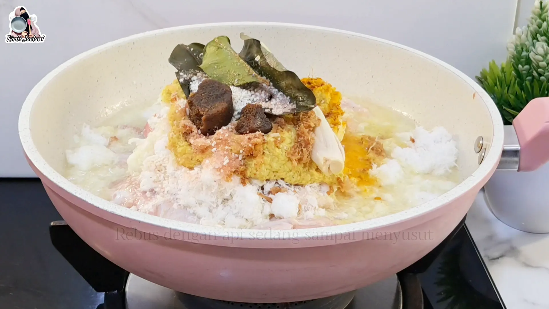 Ayam dan serundeng dimasak hingga menyusut